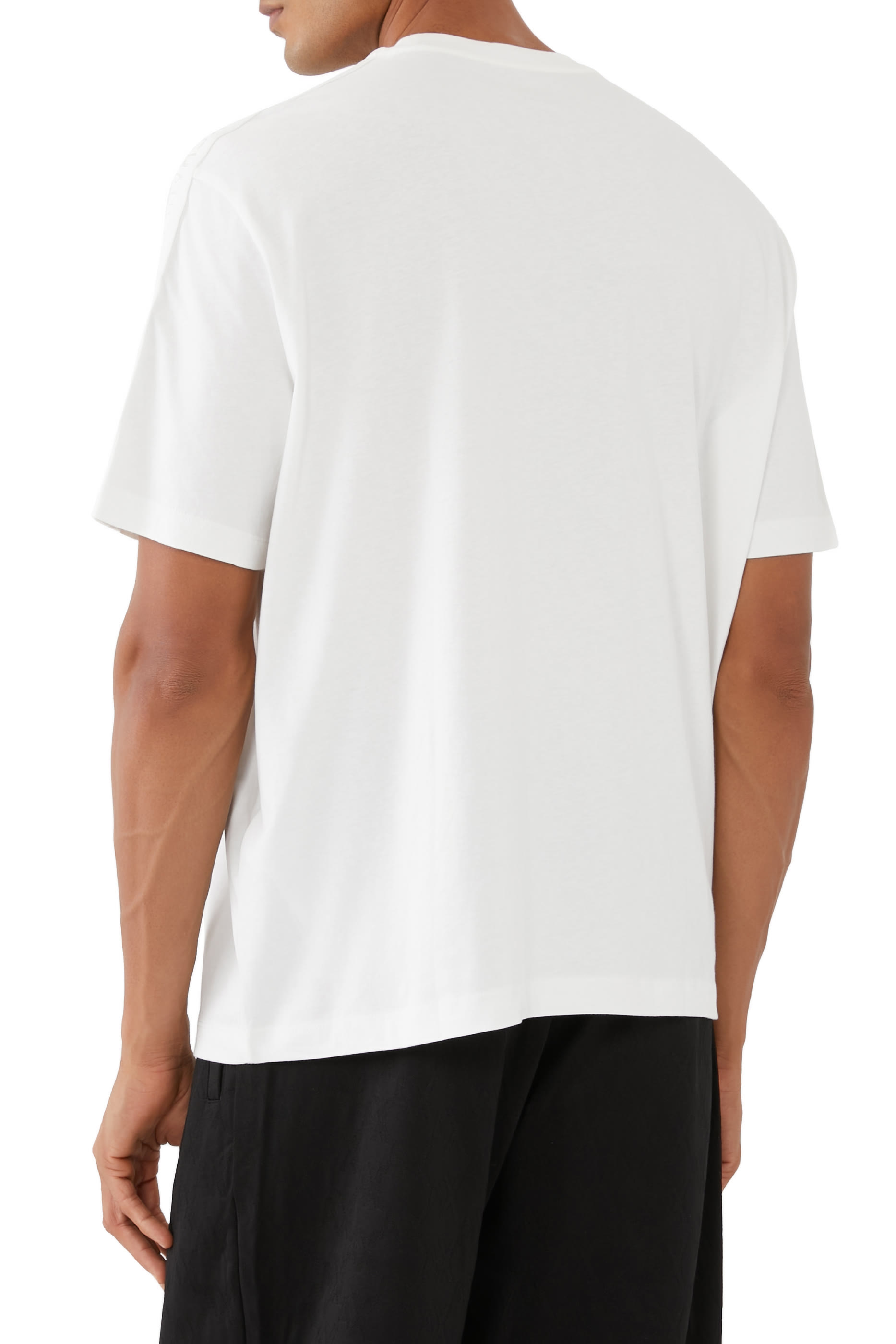 تيشيرت بياقة ضيقة وبحروف شعار الماركة