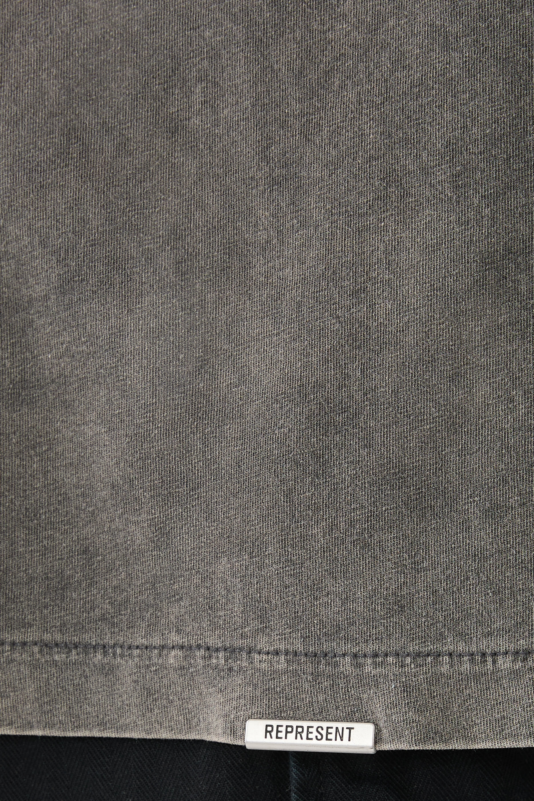 تيشيرت إينيشيال بقصة فضفاضة