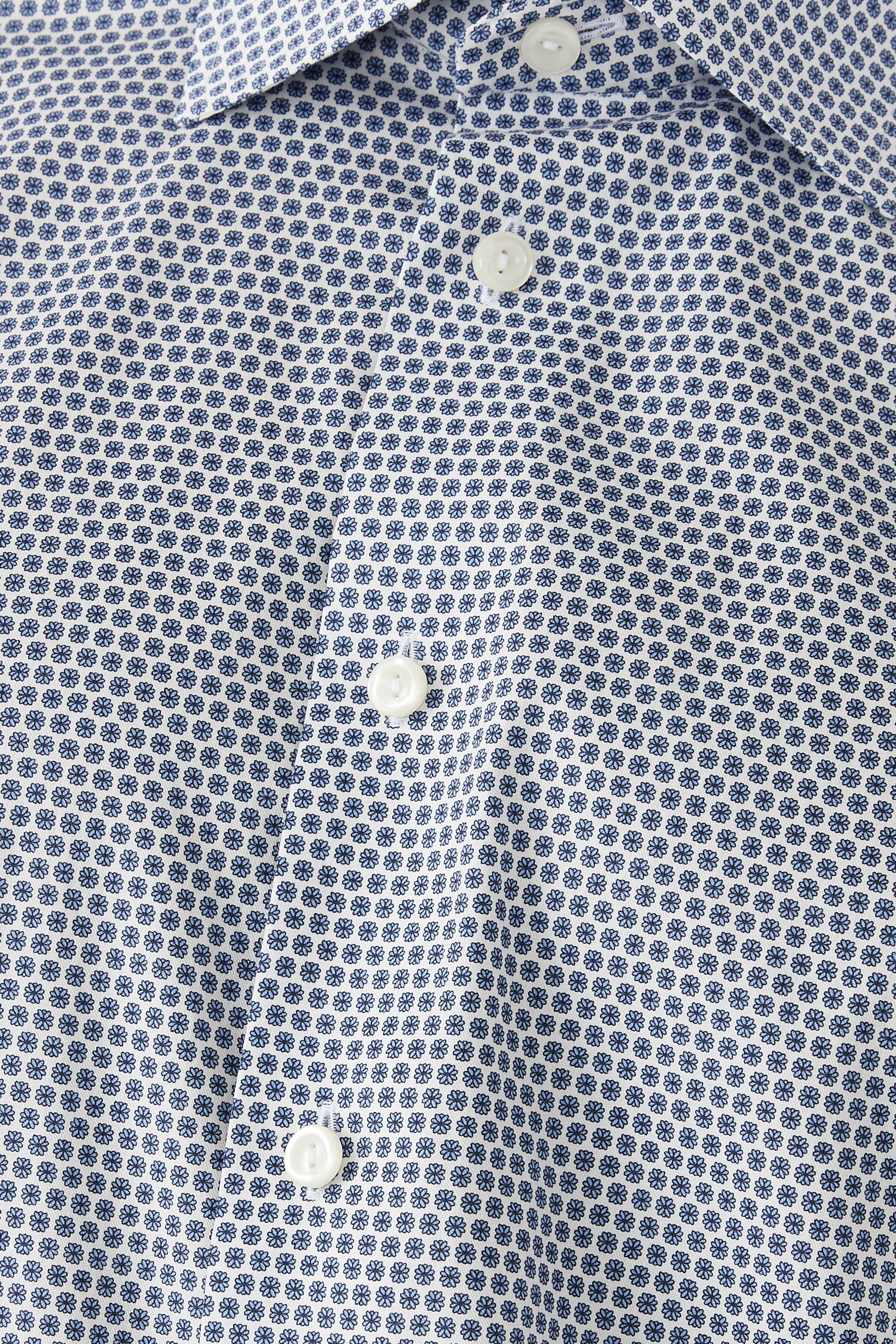 قميص بأكمام طويلة