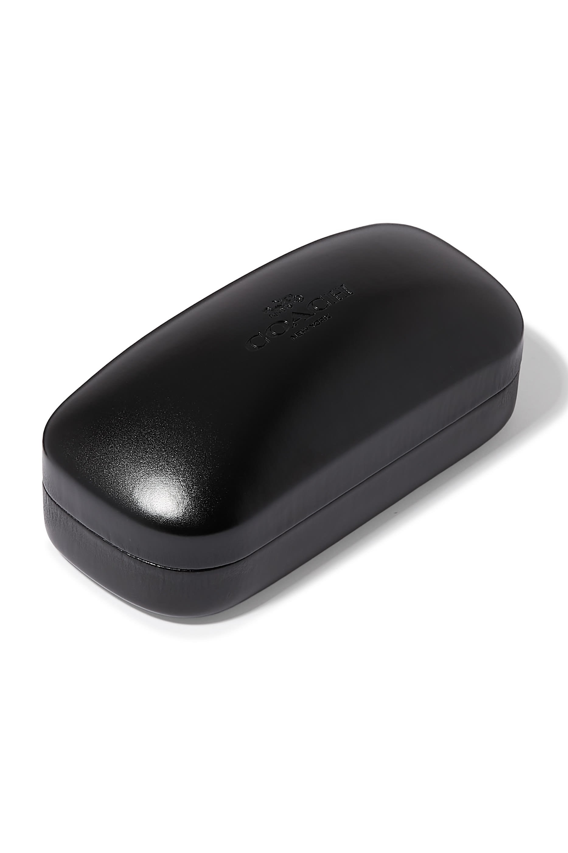 نظارة شمسية بإطار مربع عريض وذراع مزين بشعار الماركة