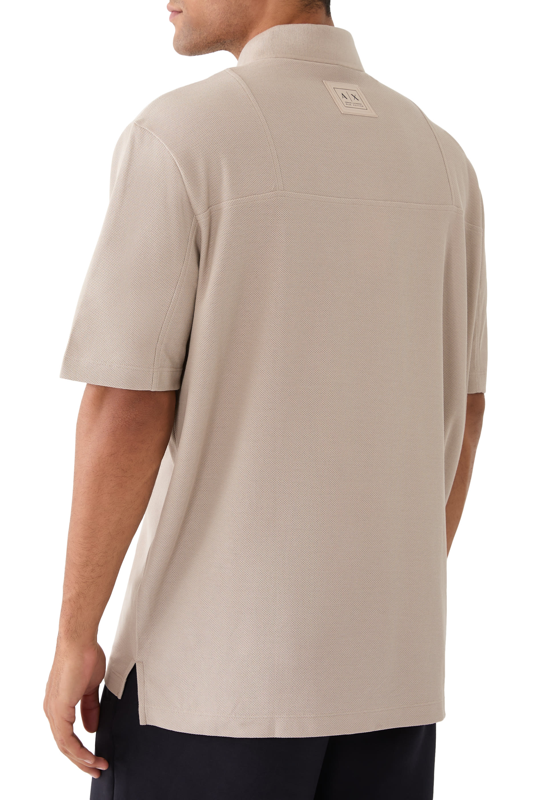 قميص بولو بأزرار بشعار الماركة