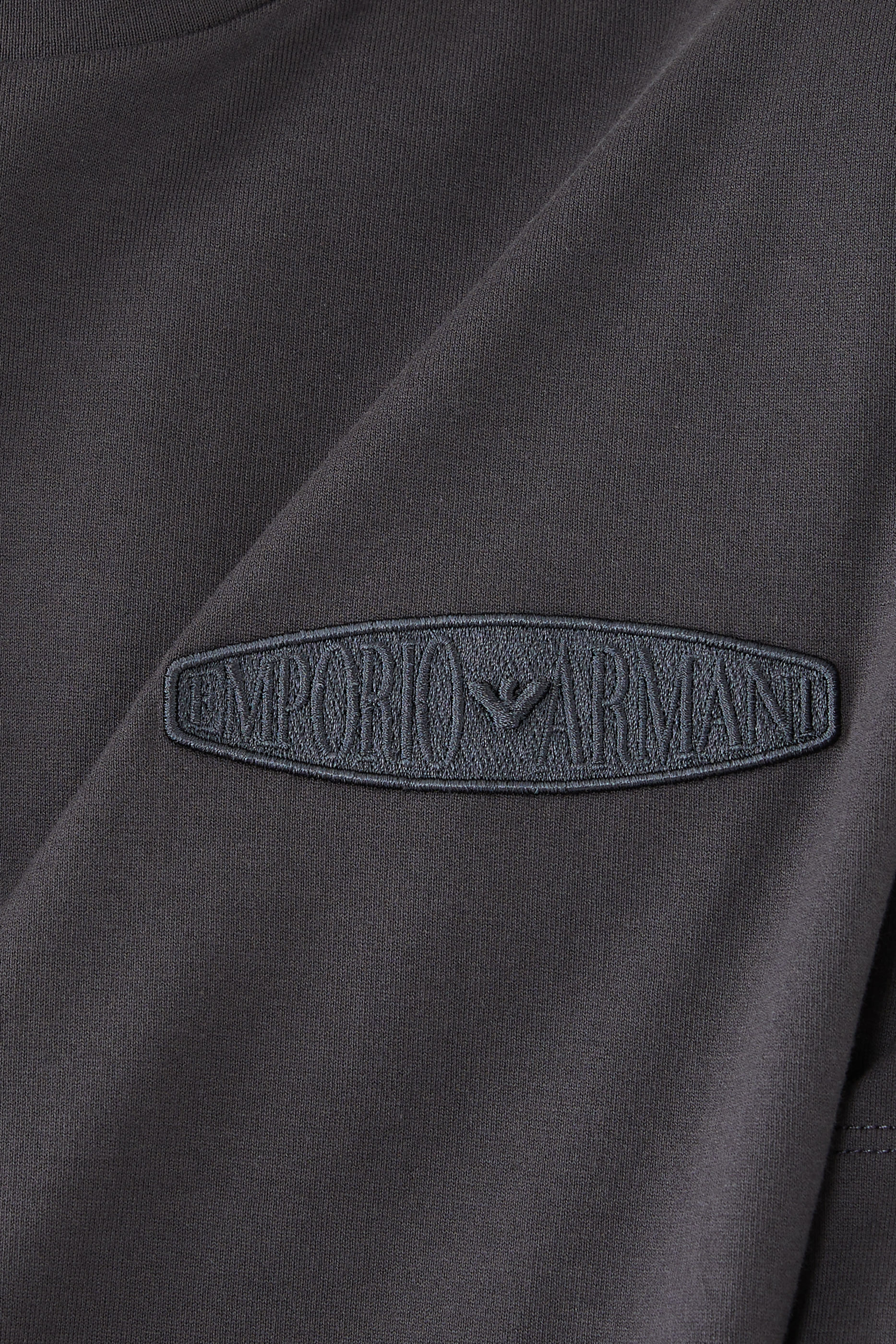 تيشيرت مطرز بحروف شعار الماركة مايكرو قطن