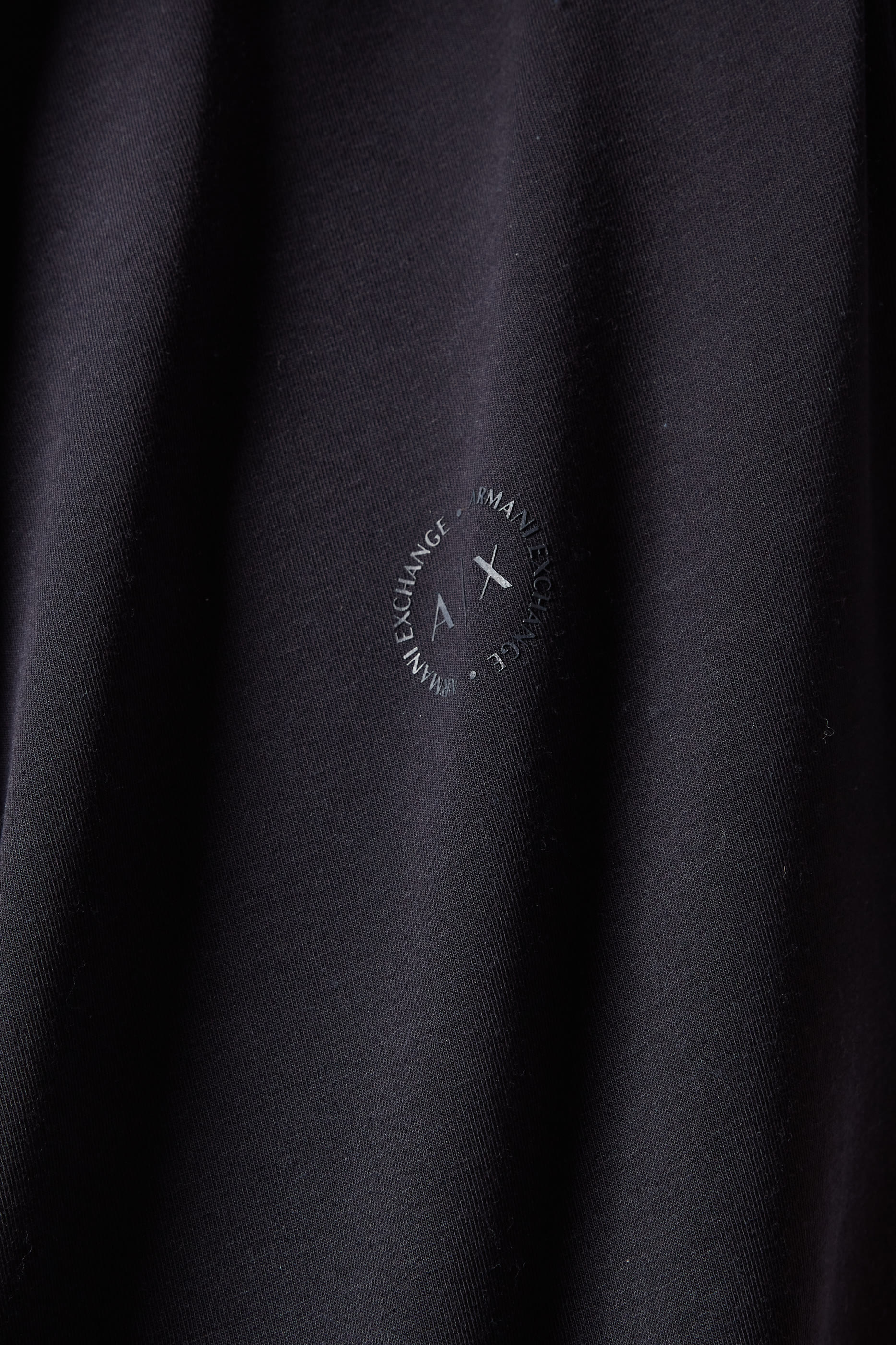 تيشيرت بشعار الماركة بتصميم دائري