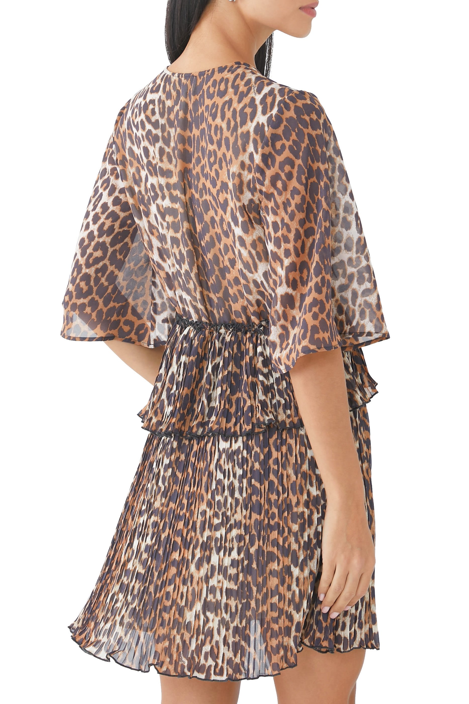 فستان قصير بياقة V وكشكش وطيات جورجيت