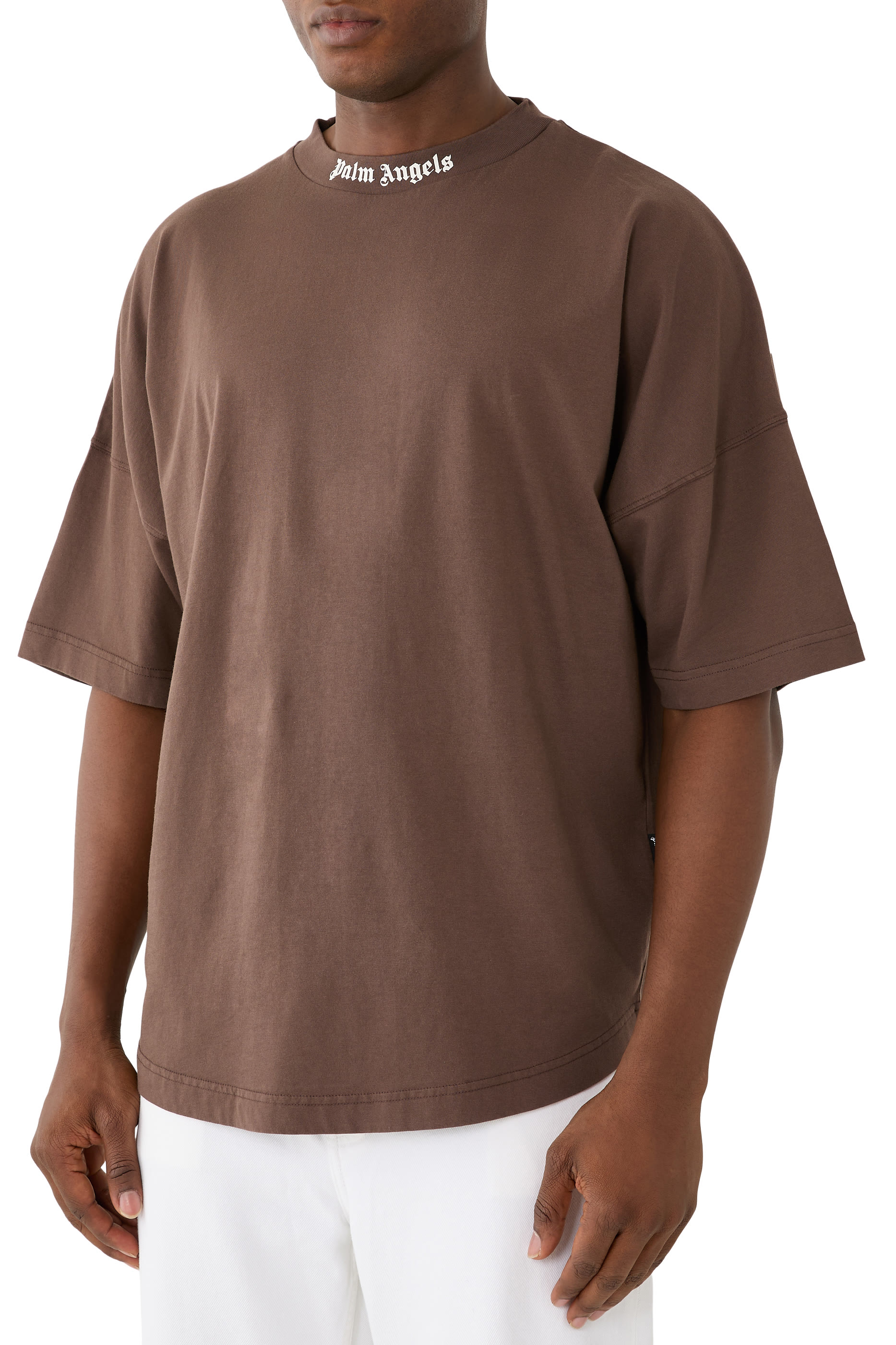 تيشيرت بشعار الماركة الكلاسيكي