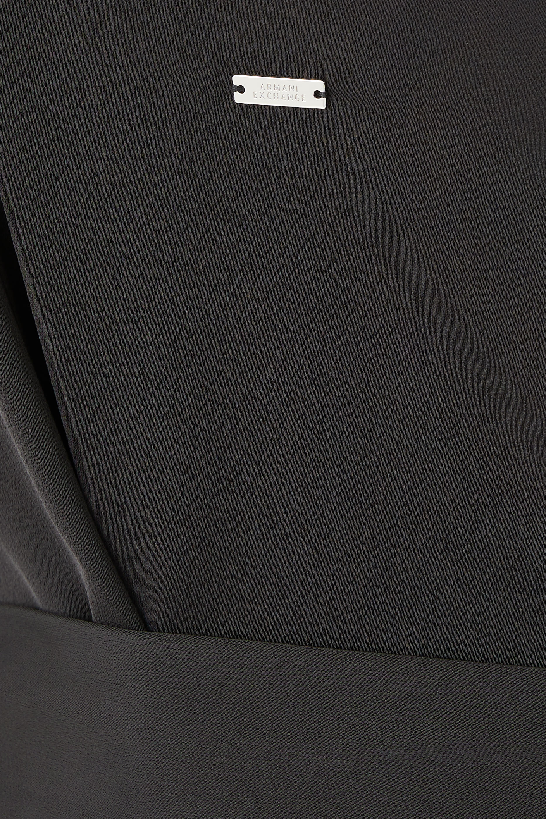 فستان بحزام وقصة متوسطة الطول واسعة نحو الأسفل