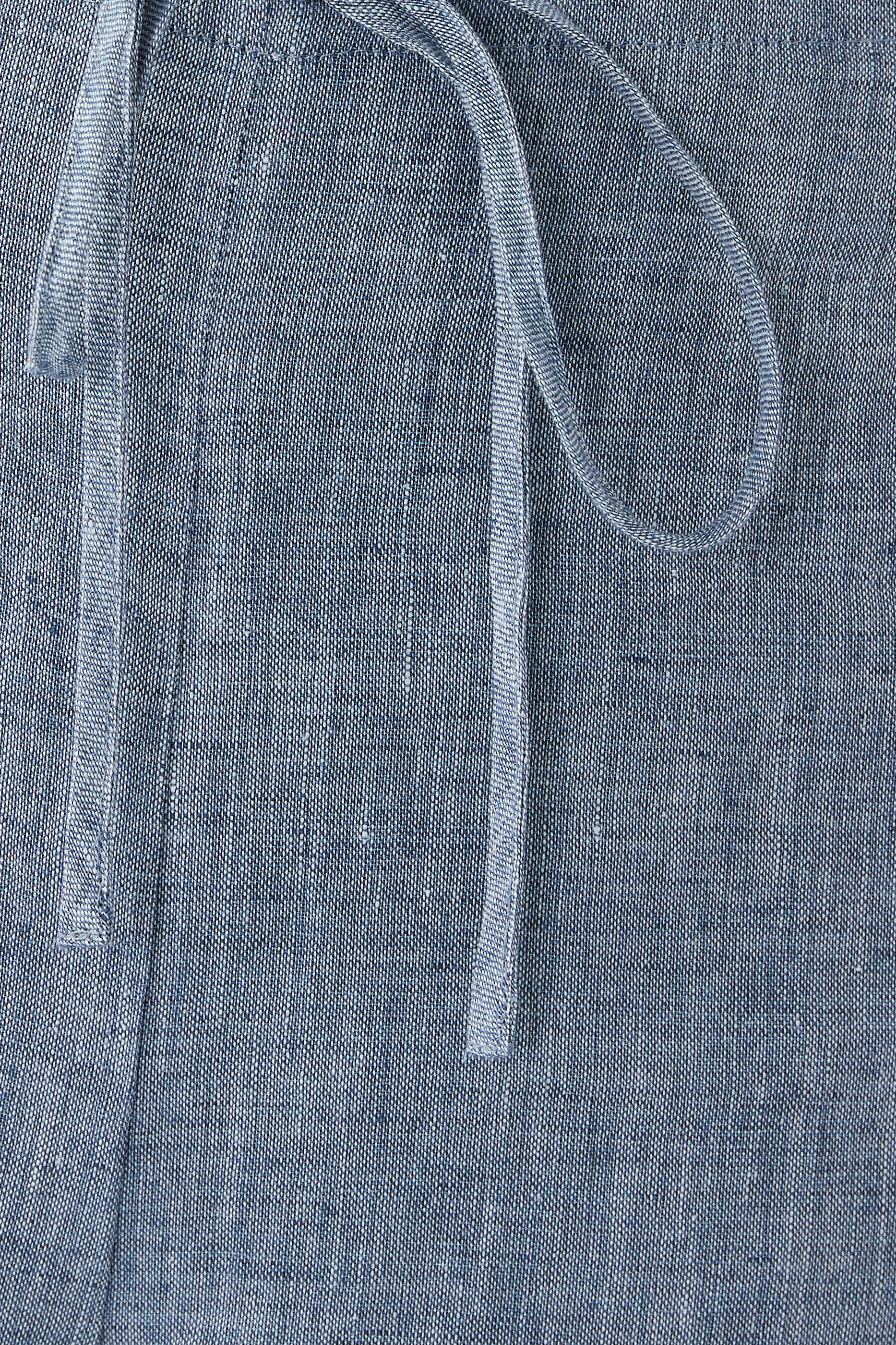 بنطال بقصة ساق واسعة وتفاصيل درابيه ورباط تضييق قماش قنب