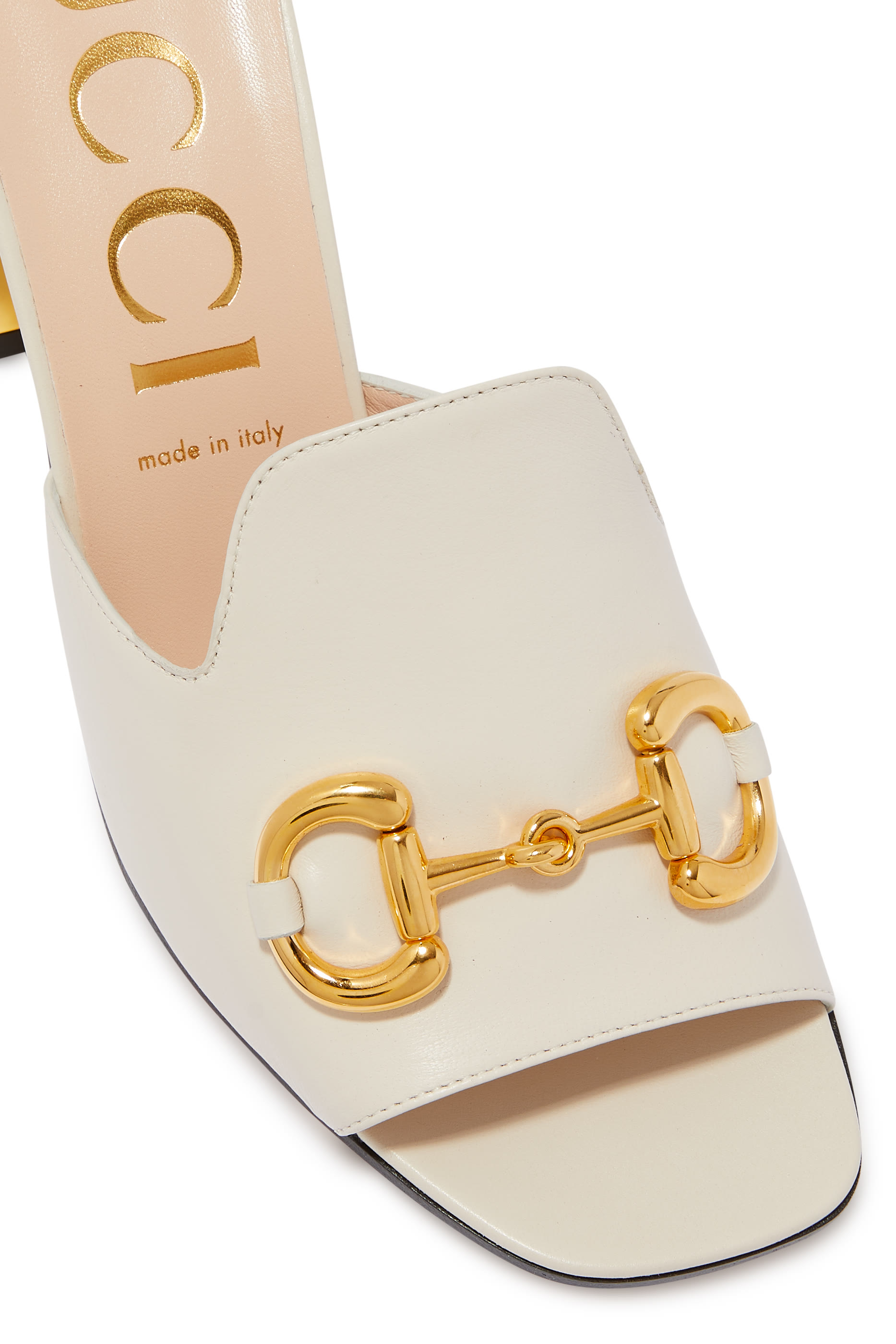 صندل مفتوح مزين بحلية لجام الحصان