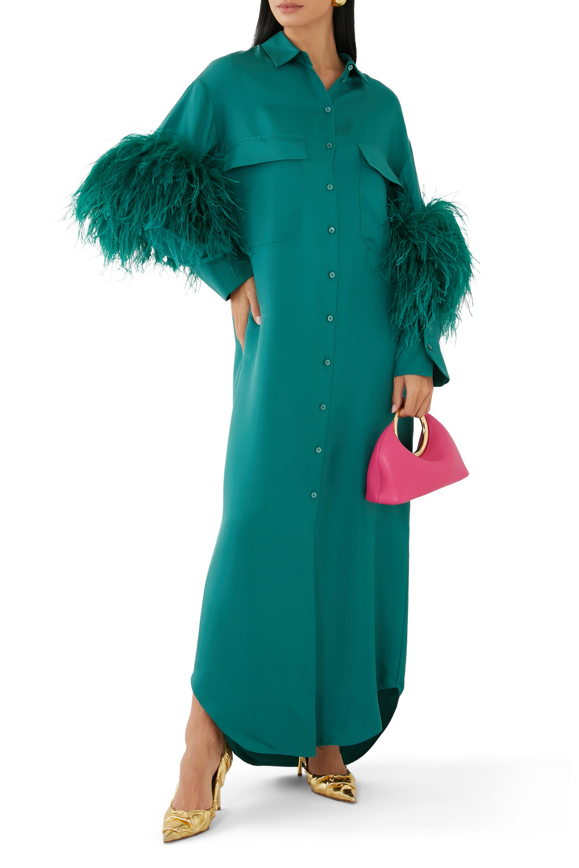 فستان بأزرار مزين بالريش