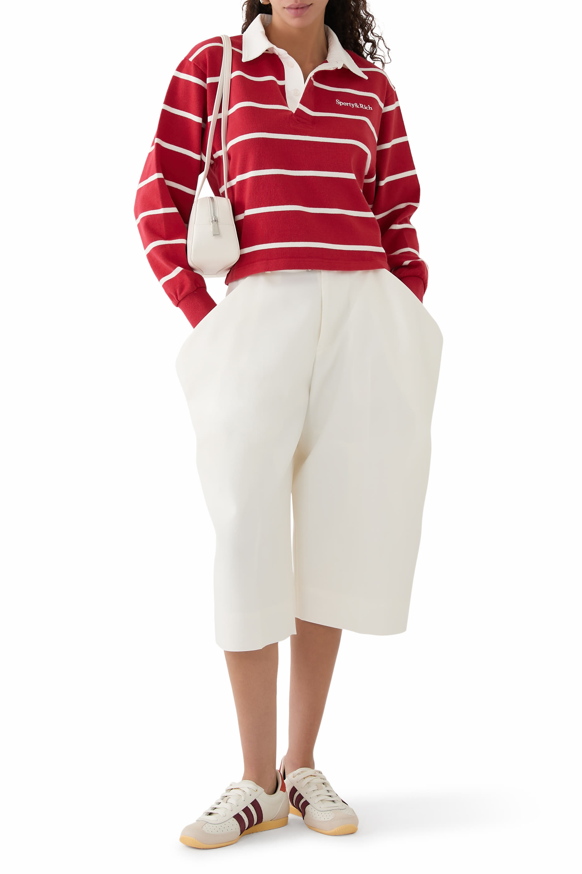 كنزة بولو رغبي قصيرة بشعار الماركة بخط سيريف