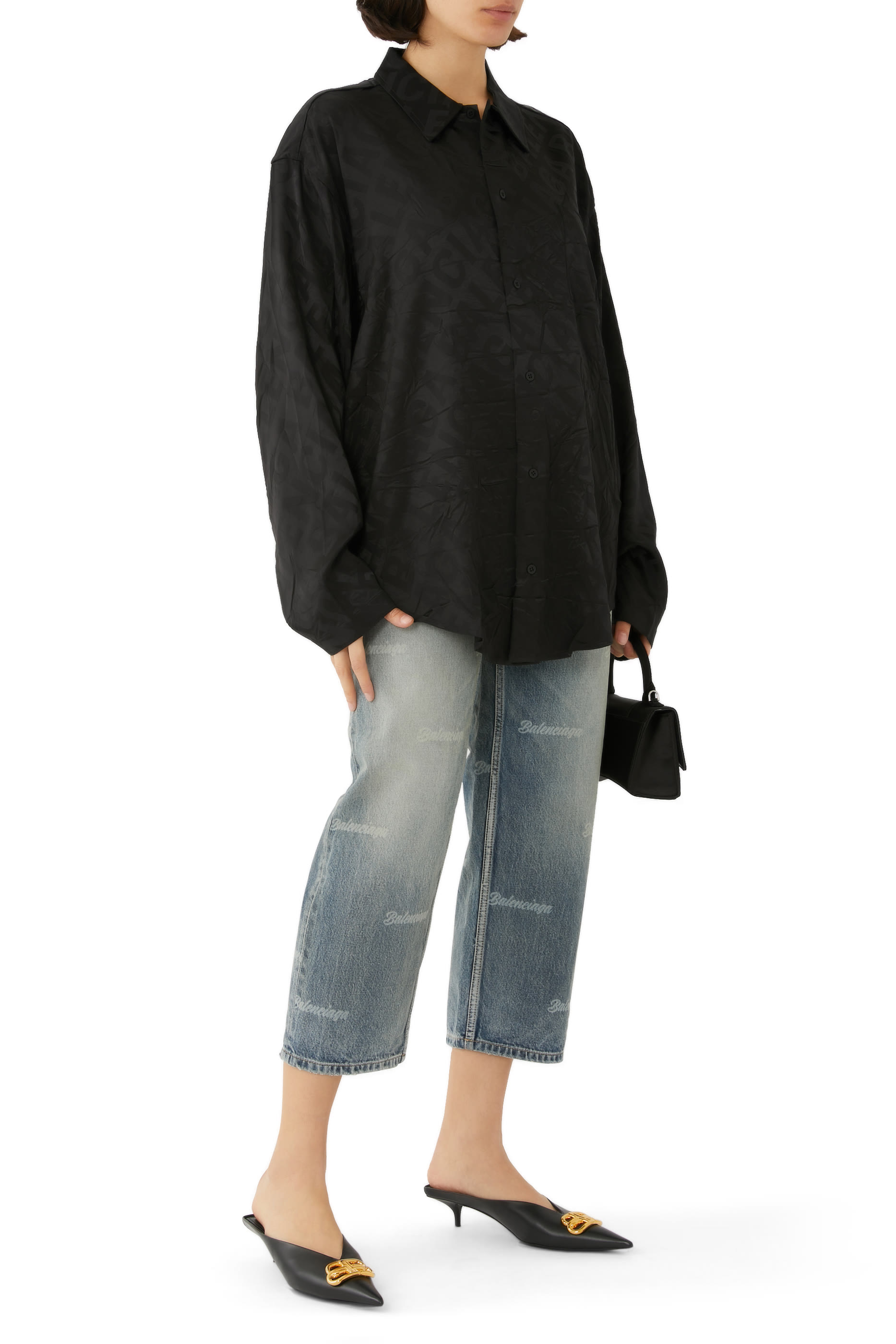 قميص بأكمام طويلة بطبعات بشعار الماركة