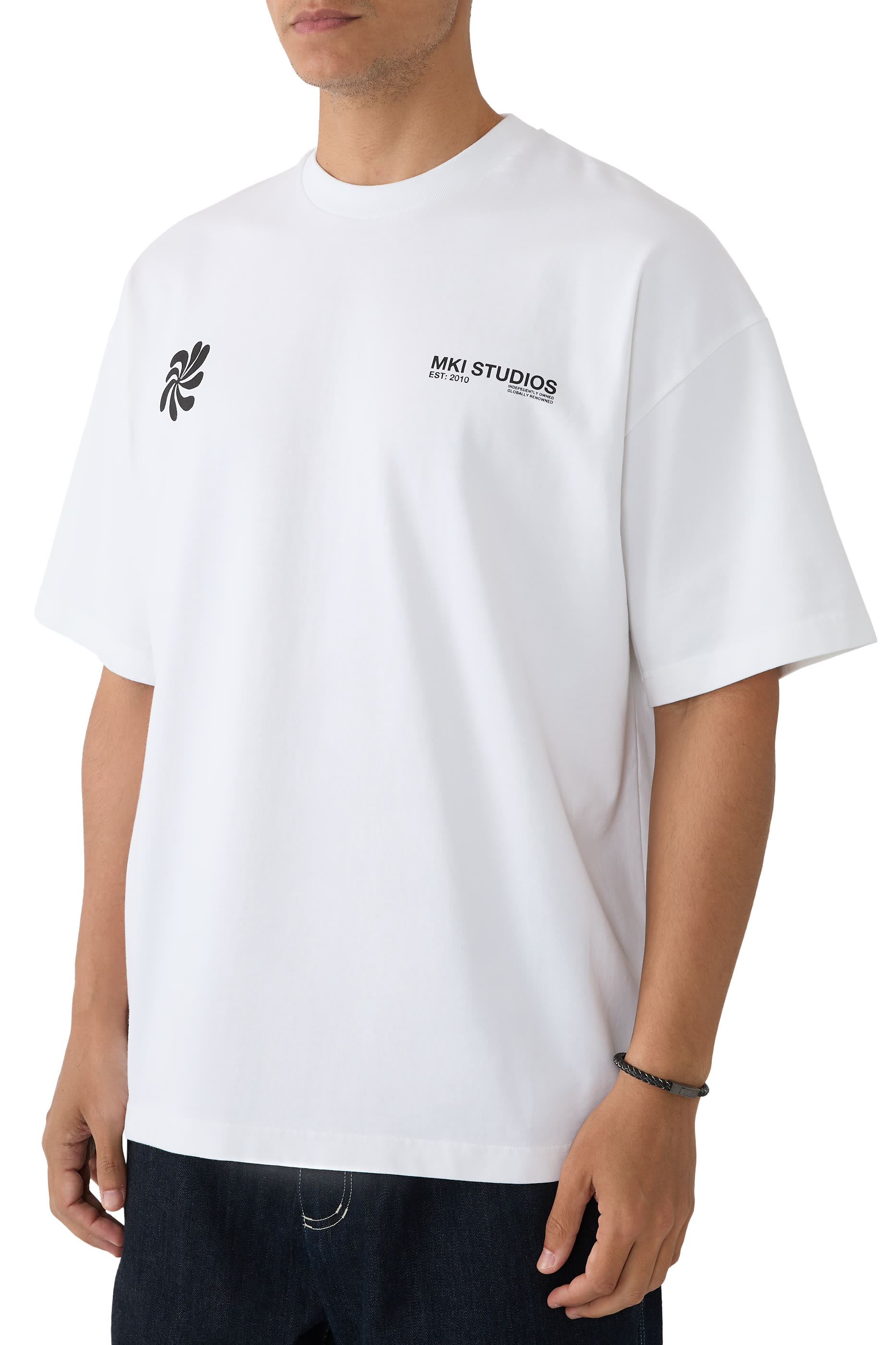 تيشيرت ام كيه اي بنقشة تجريدية