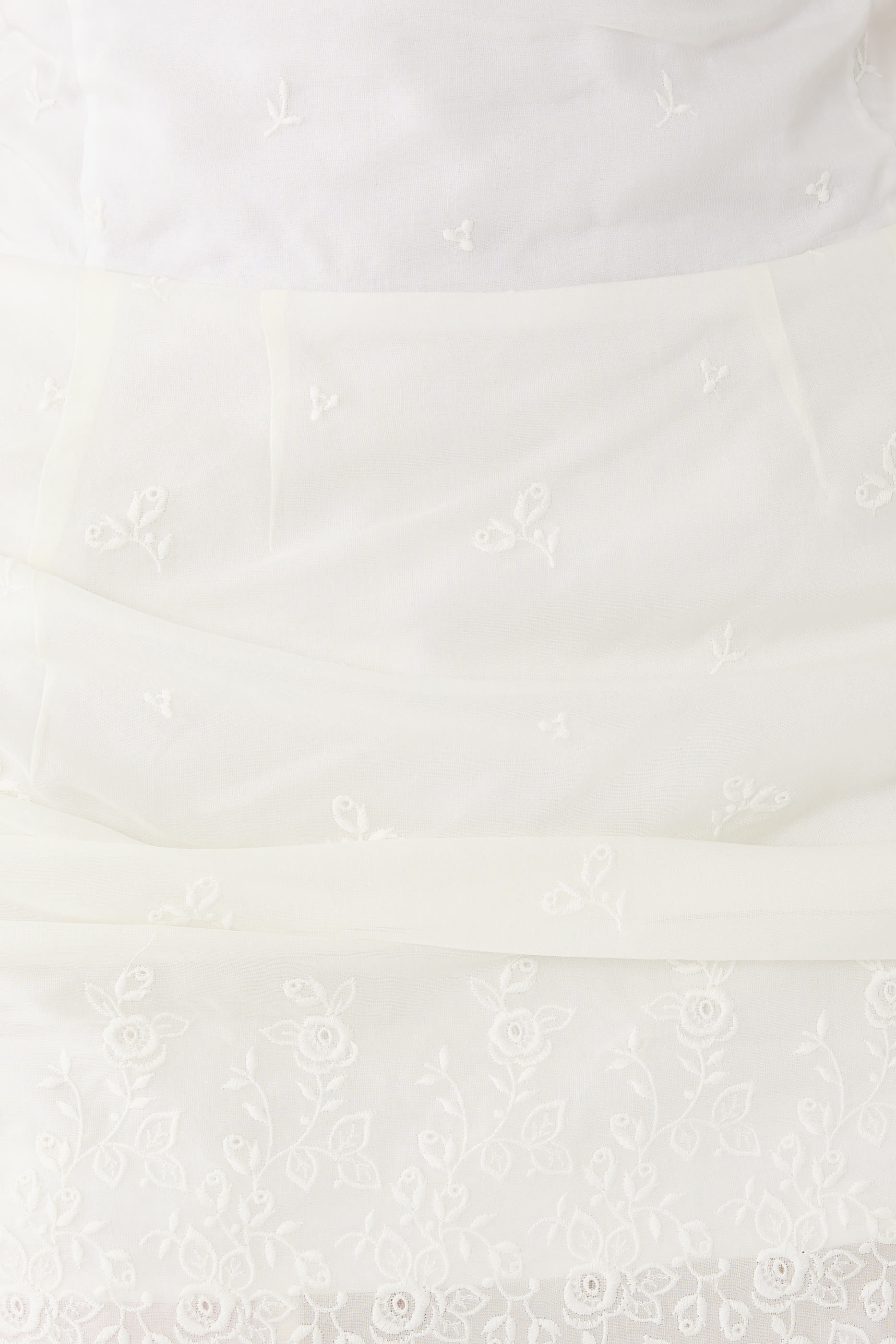 فستان قصير برباط ول العنق وتنورة درابيه مطرزة