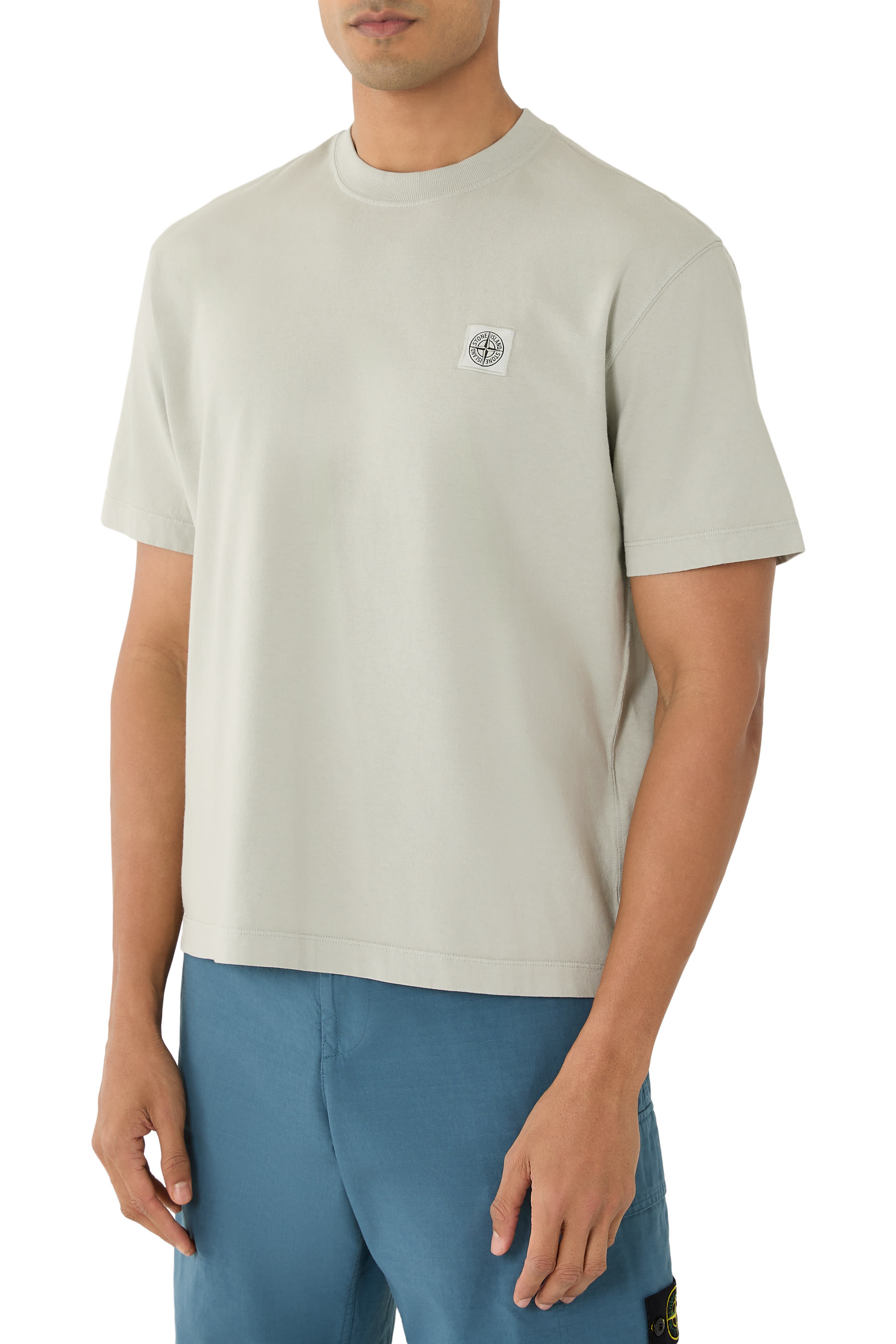 تيشيرت بأكمام قصيرة ورقعة شعار الماركة