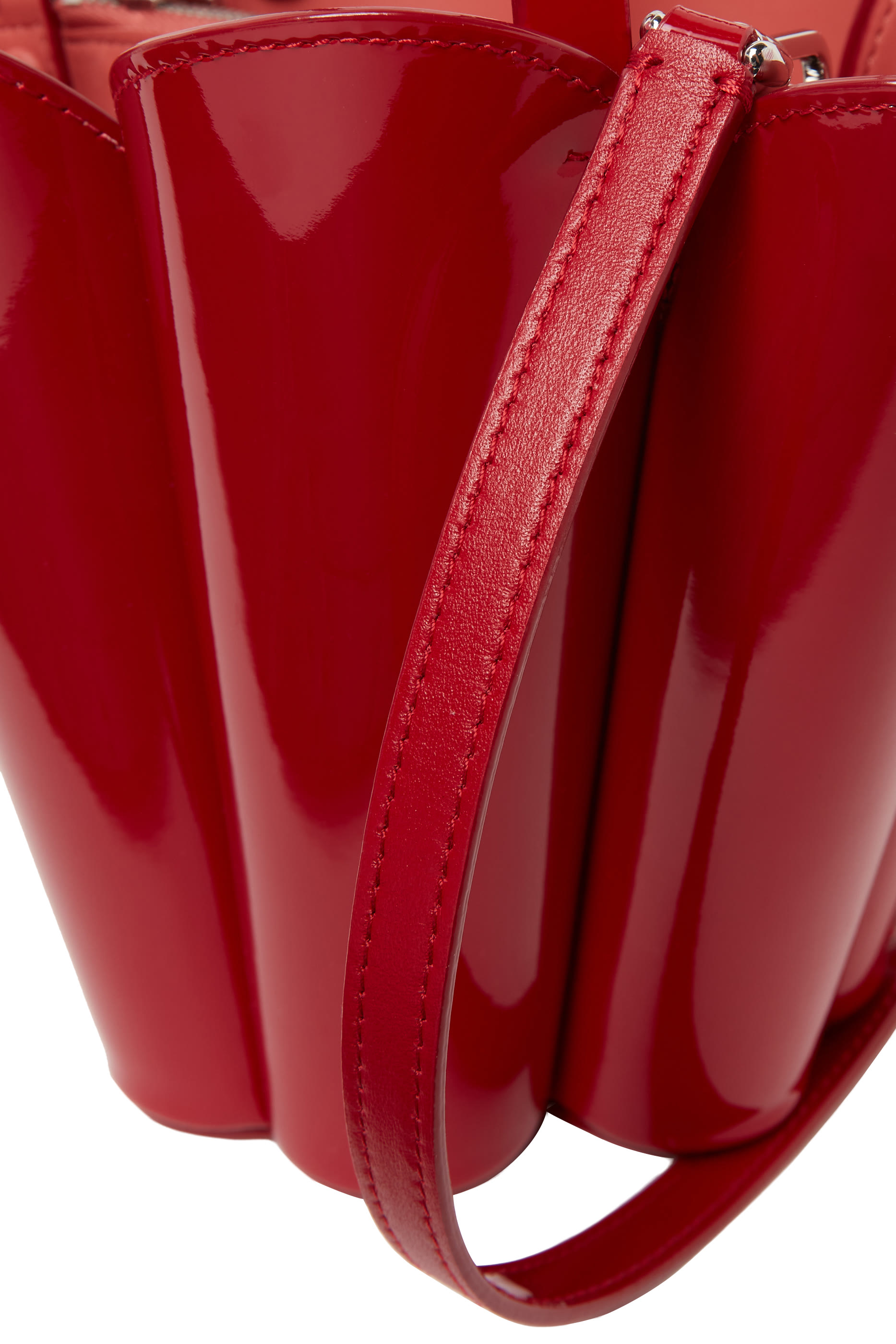 حقيبة باكيت بتصميم زهرة بشكل بستوني جلد لامع