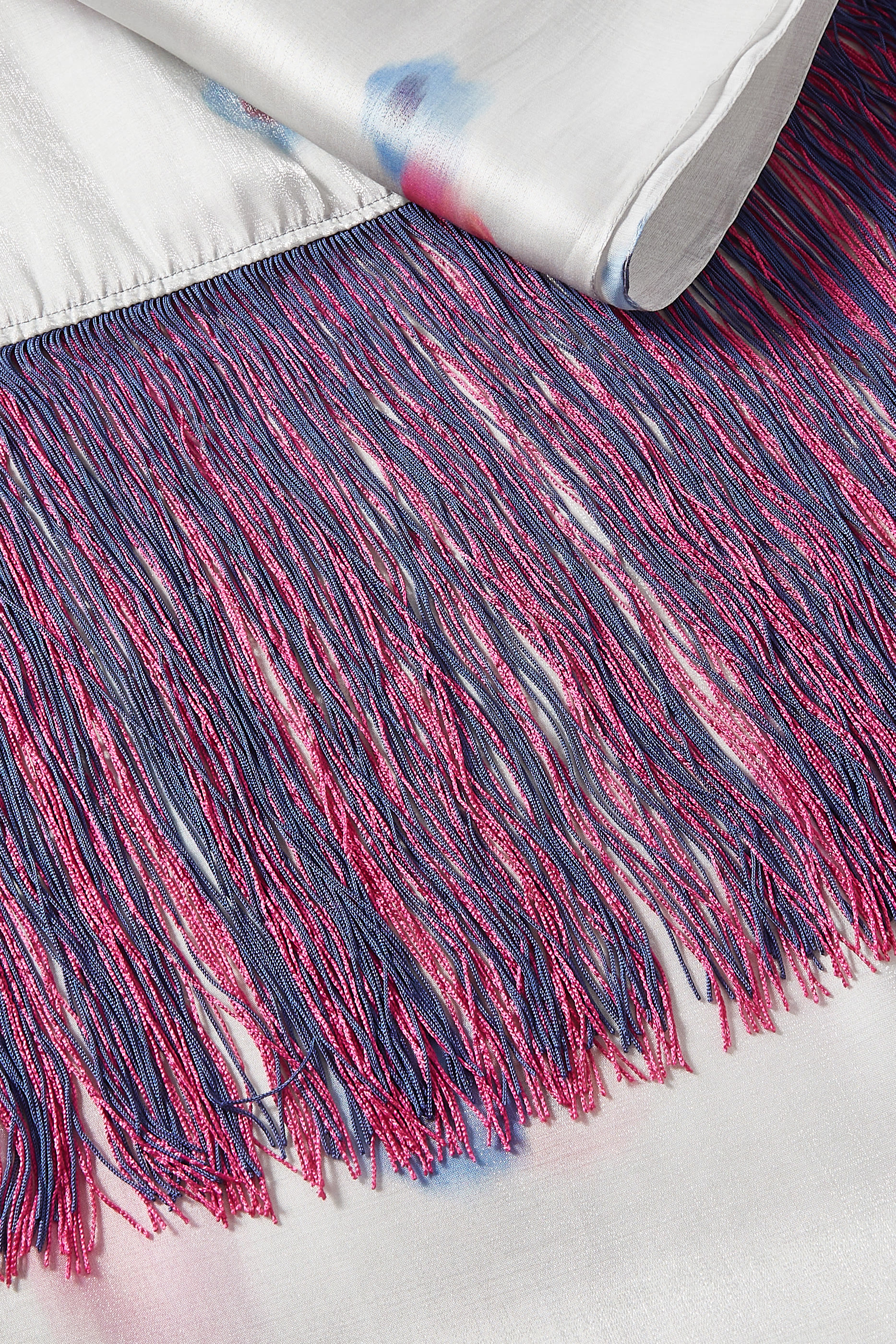 وشاح بنقشة زهور مزين بشراشيب