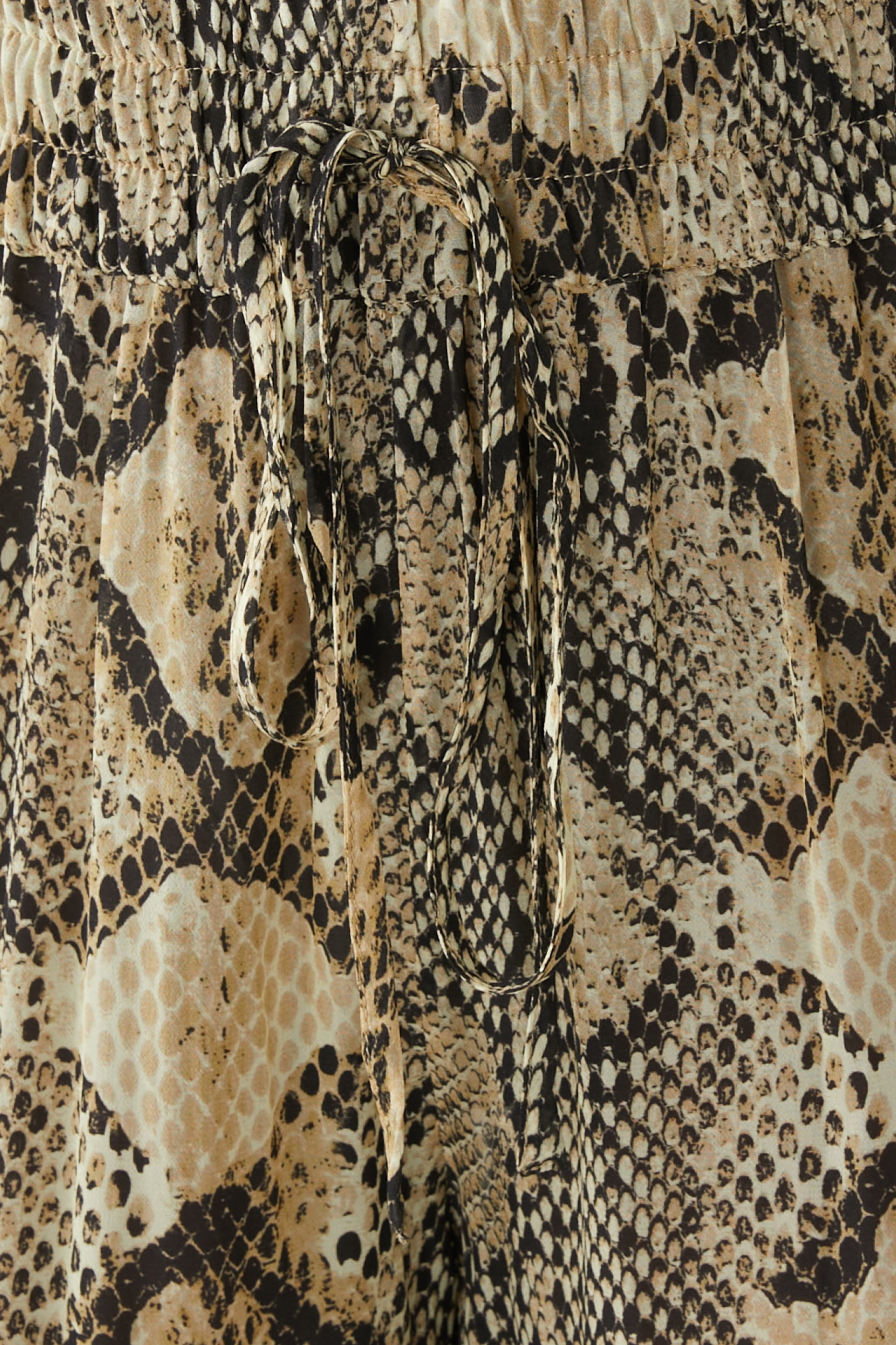 بنطال هاديا بقصة مريحة