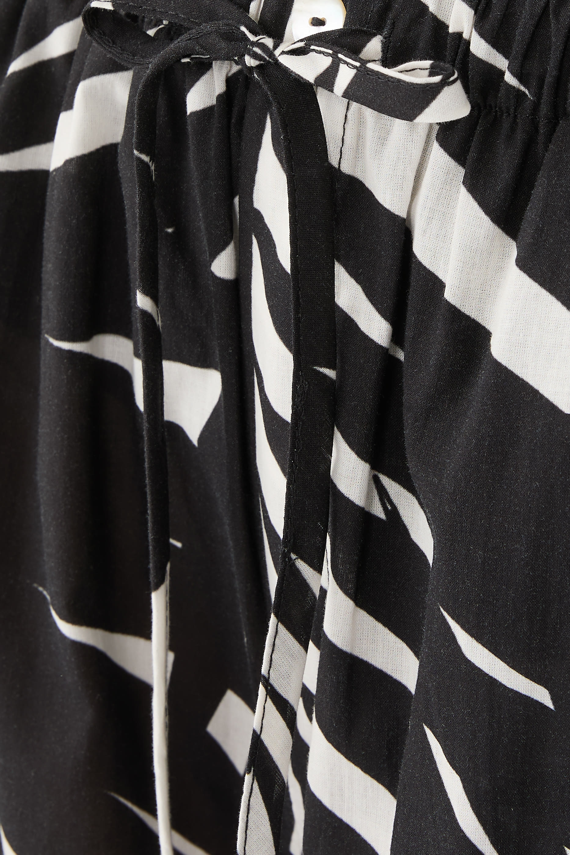 بنطال بقصة ساق واسعة بطبعة أوراق