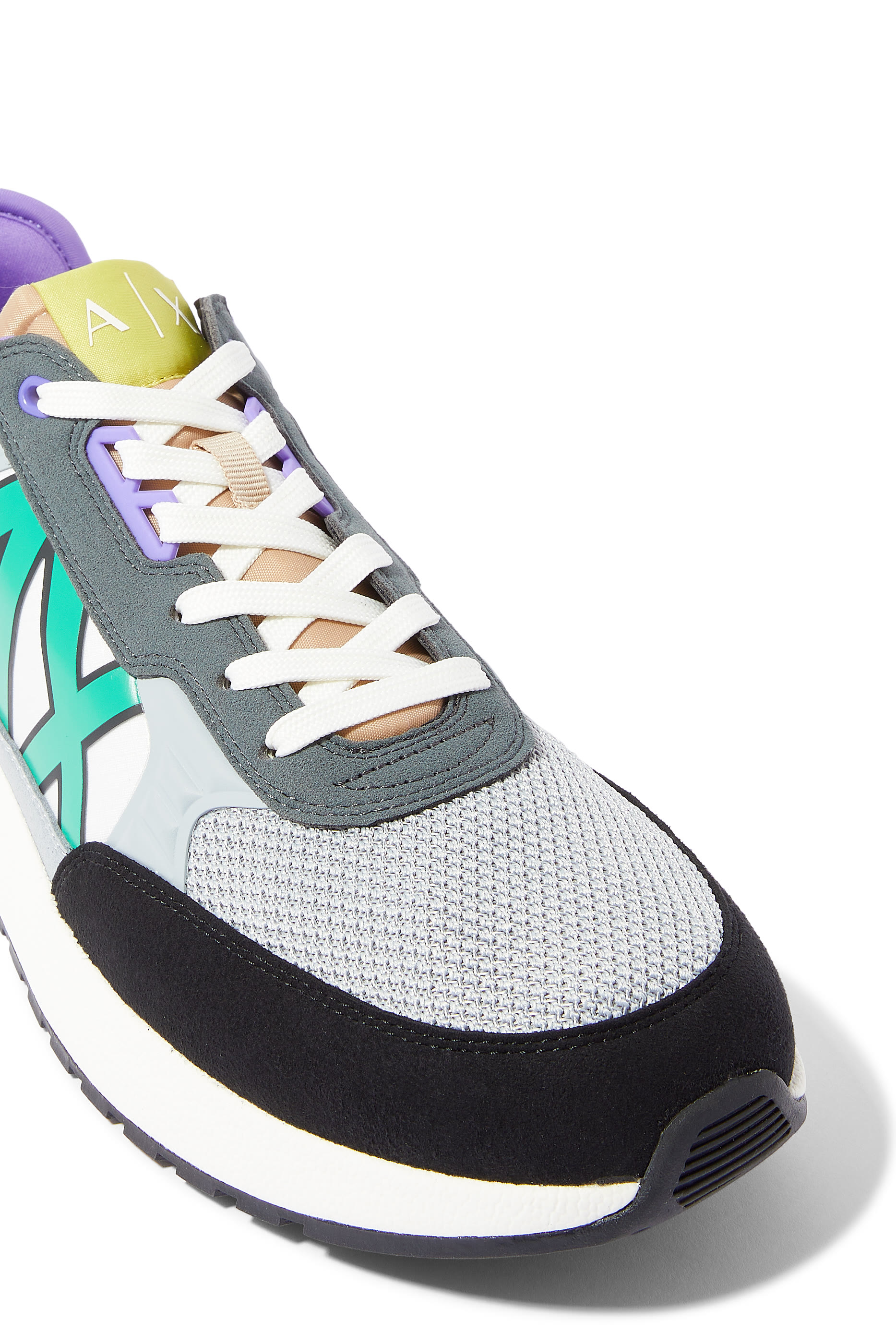 سنيكرز بأربطة وشعار الماركة بملمس بارز