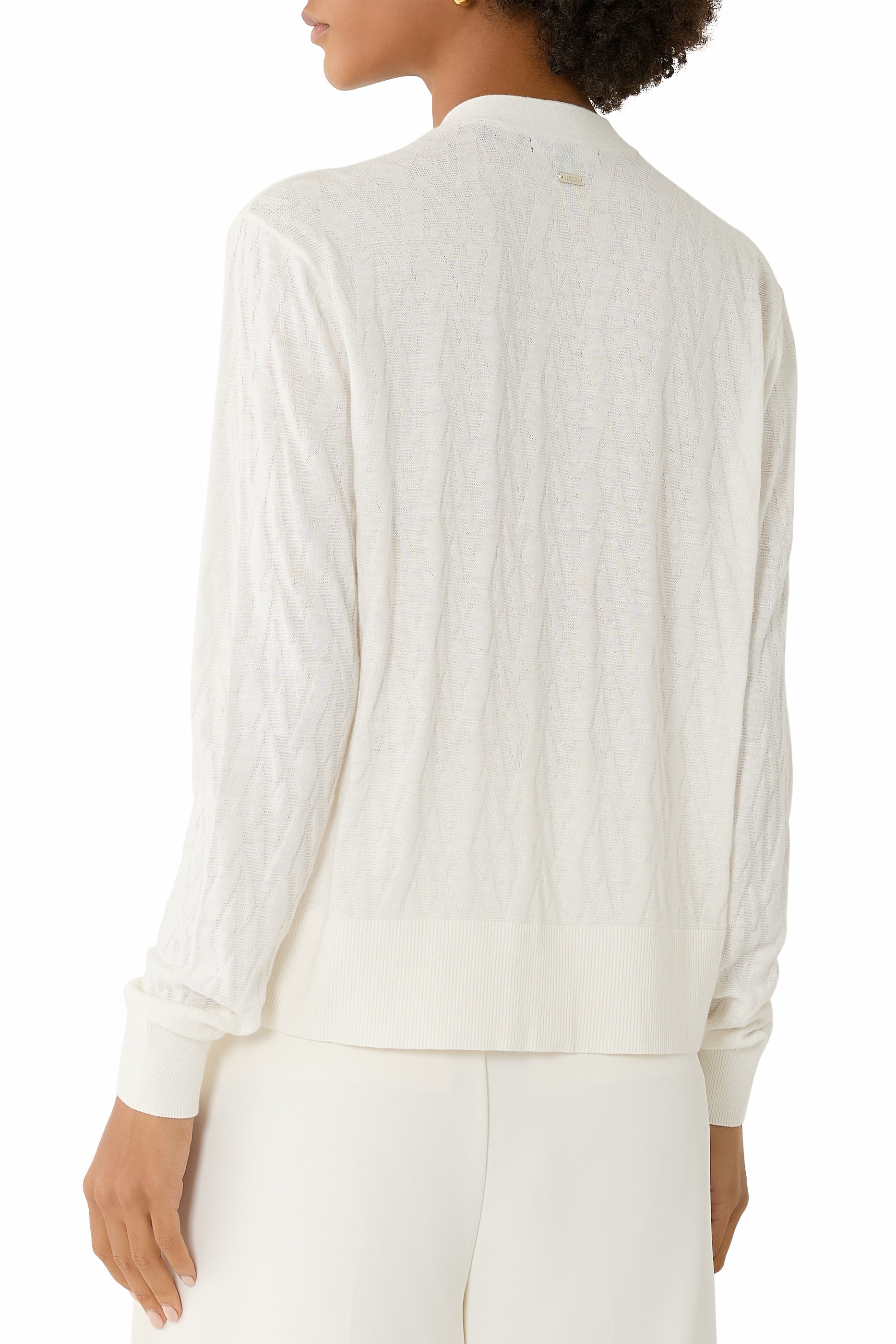 كارديجان بأزرار وحروف شعار الماركة