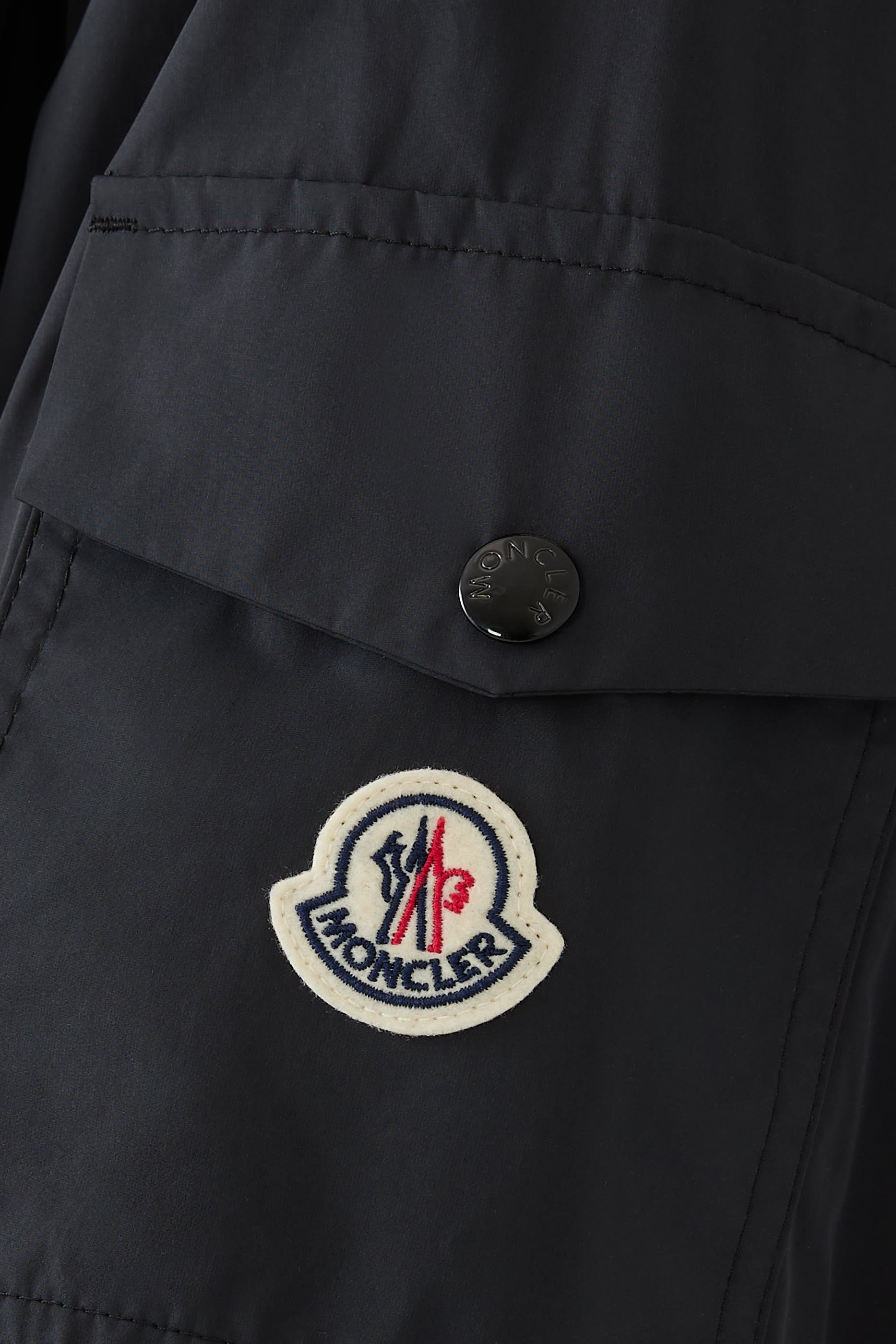 جاكيت بغطاء رأس وتفاصيل شعار الماركة