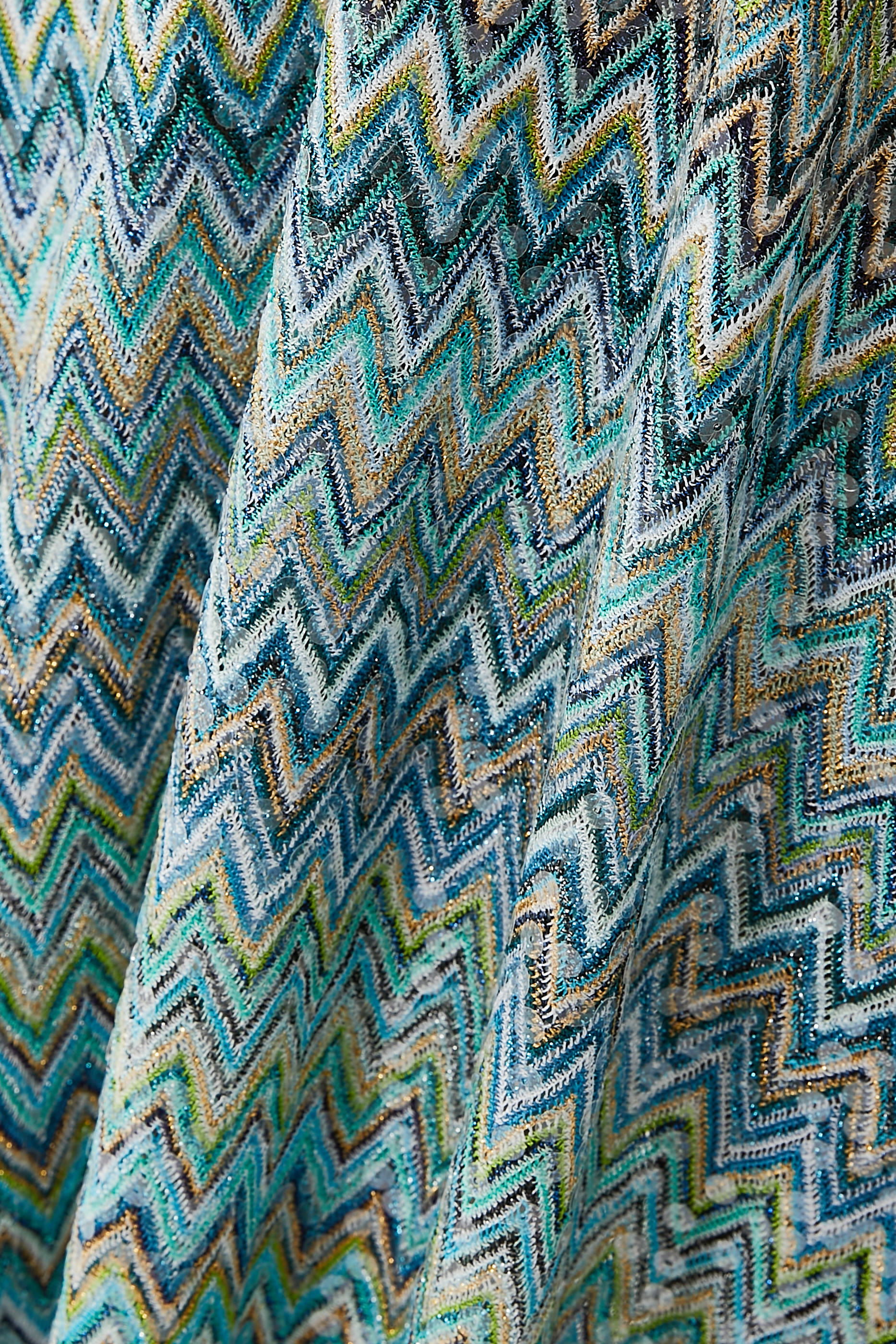 فستان بتصميم قفطان بشرابات ونقشة خطوط متعرجة