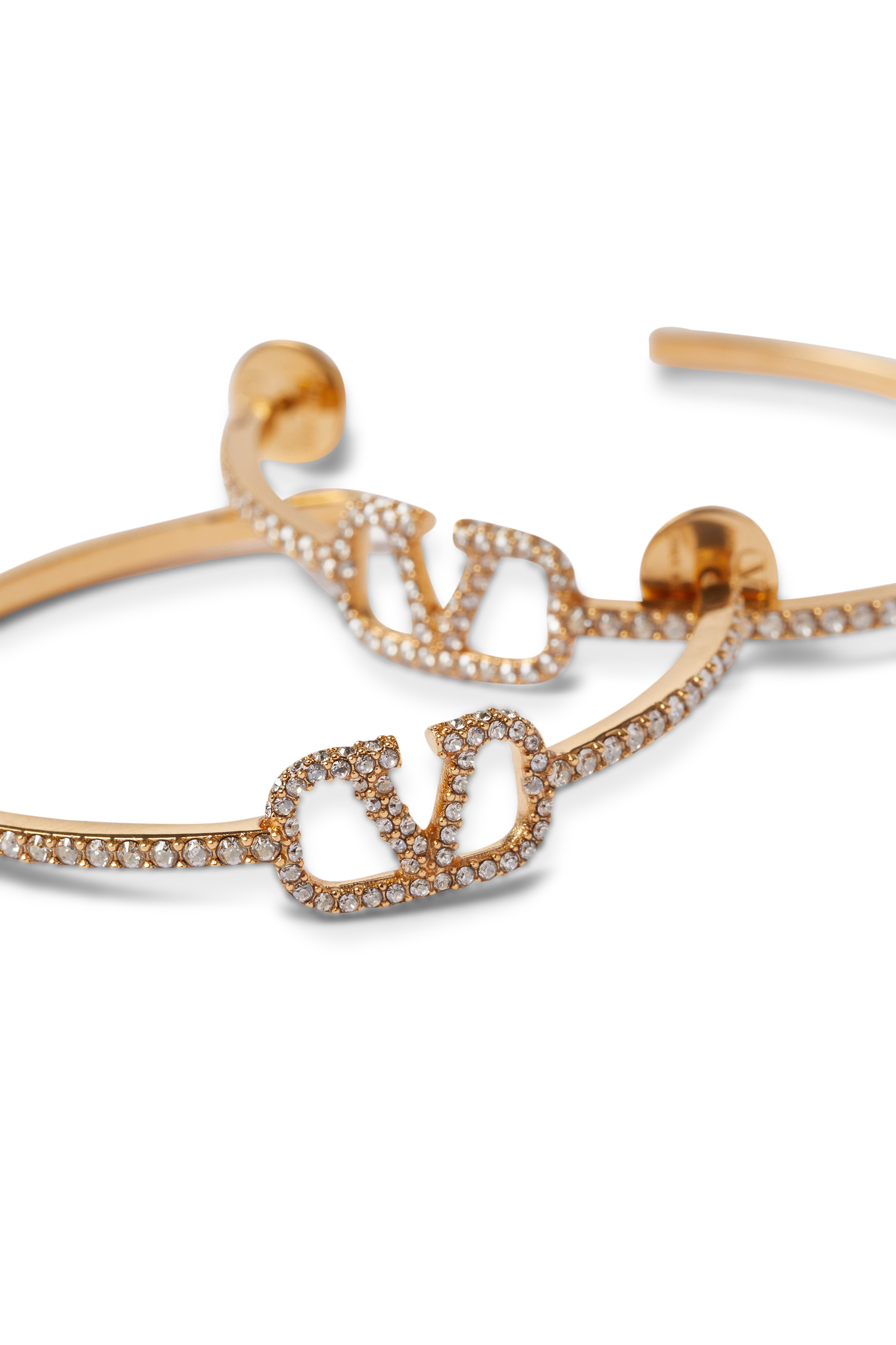 أقراط نصف دائرية بشعار V