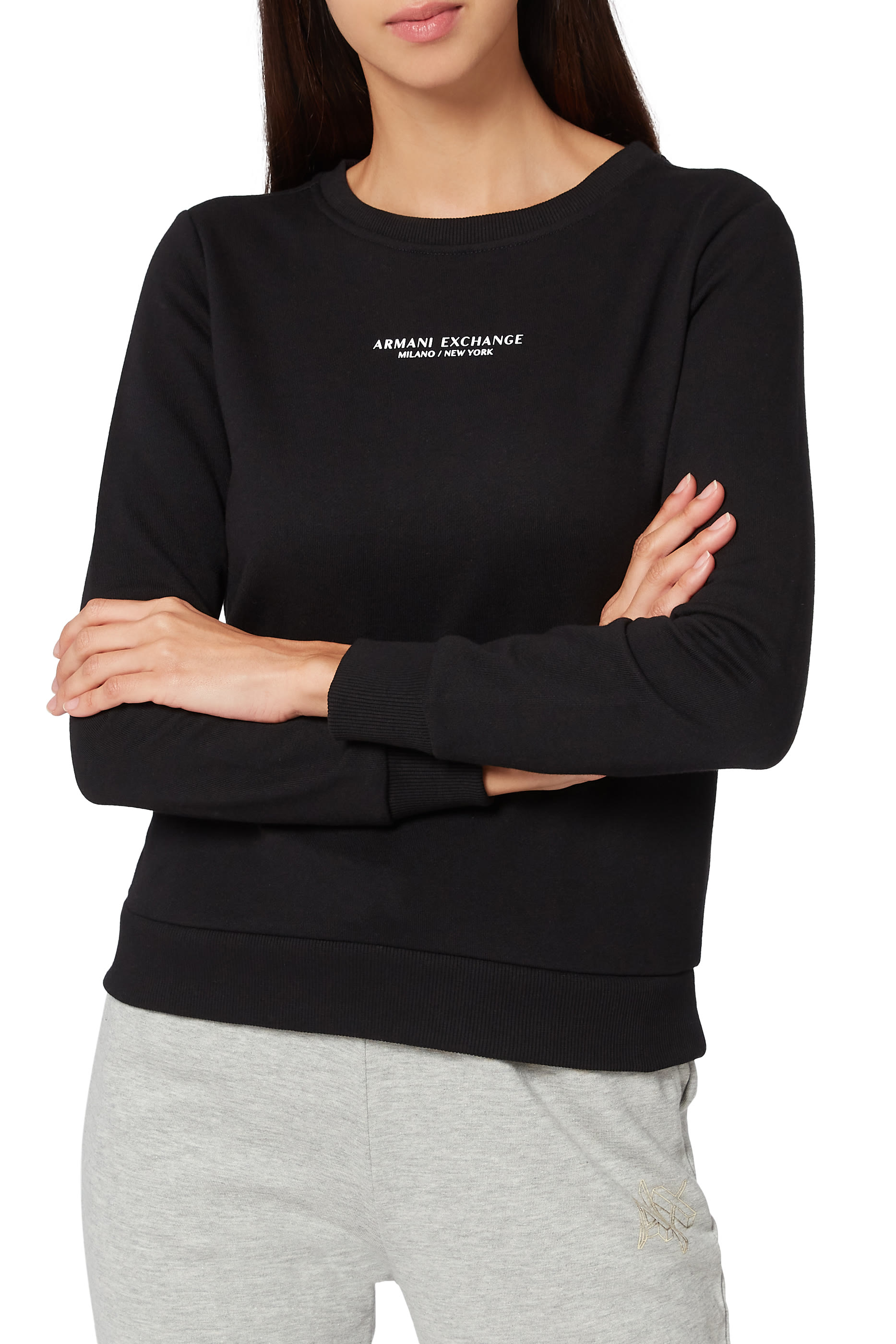 قميص بأكمام طويلة بطبعات شعار الماركة