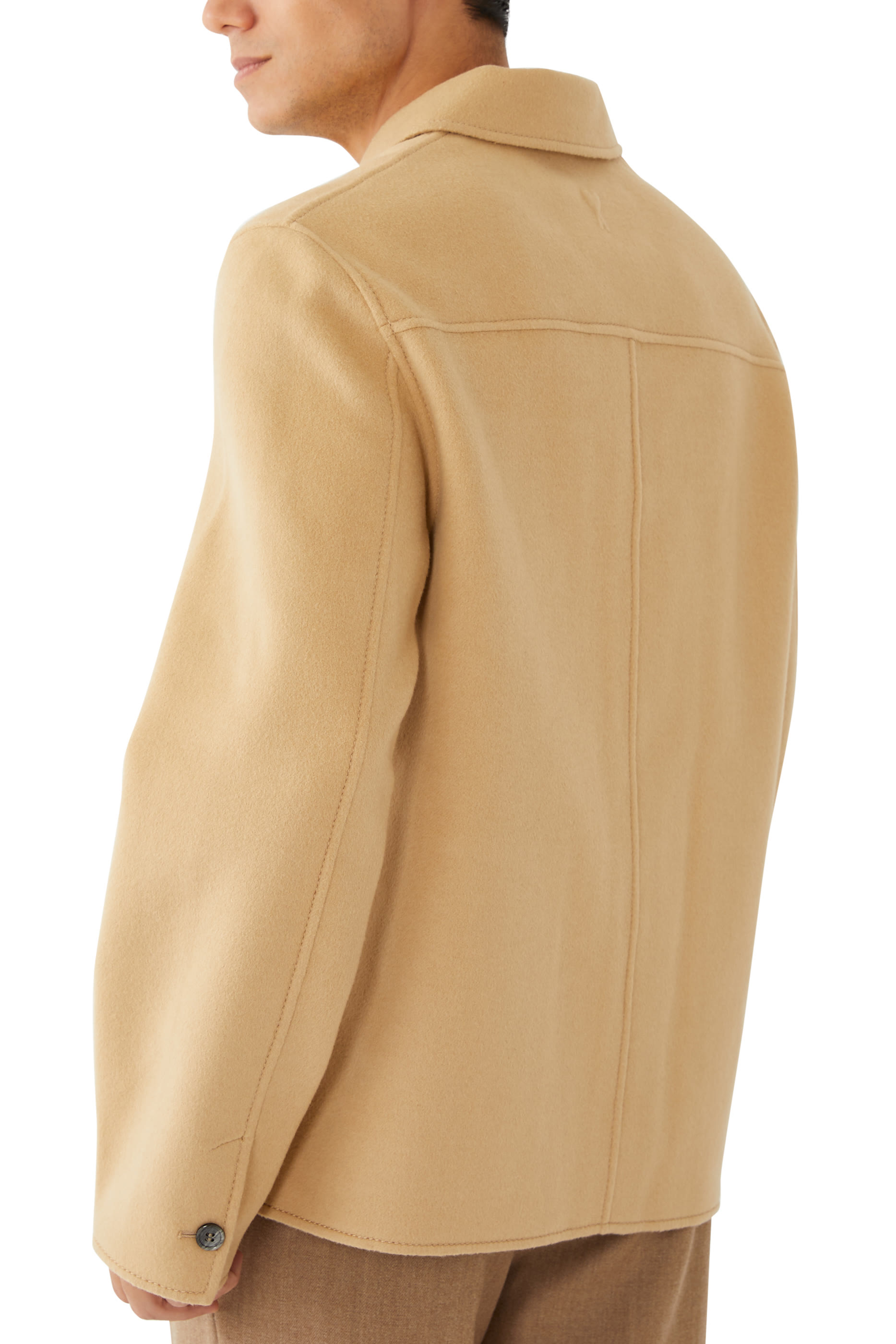 جاكيت بقصة مربعة وأزرار