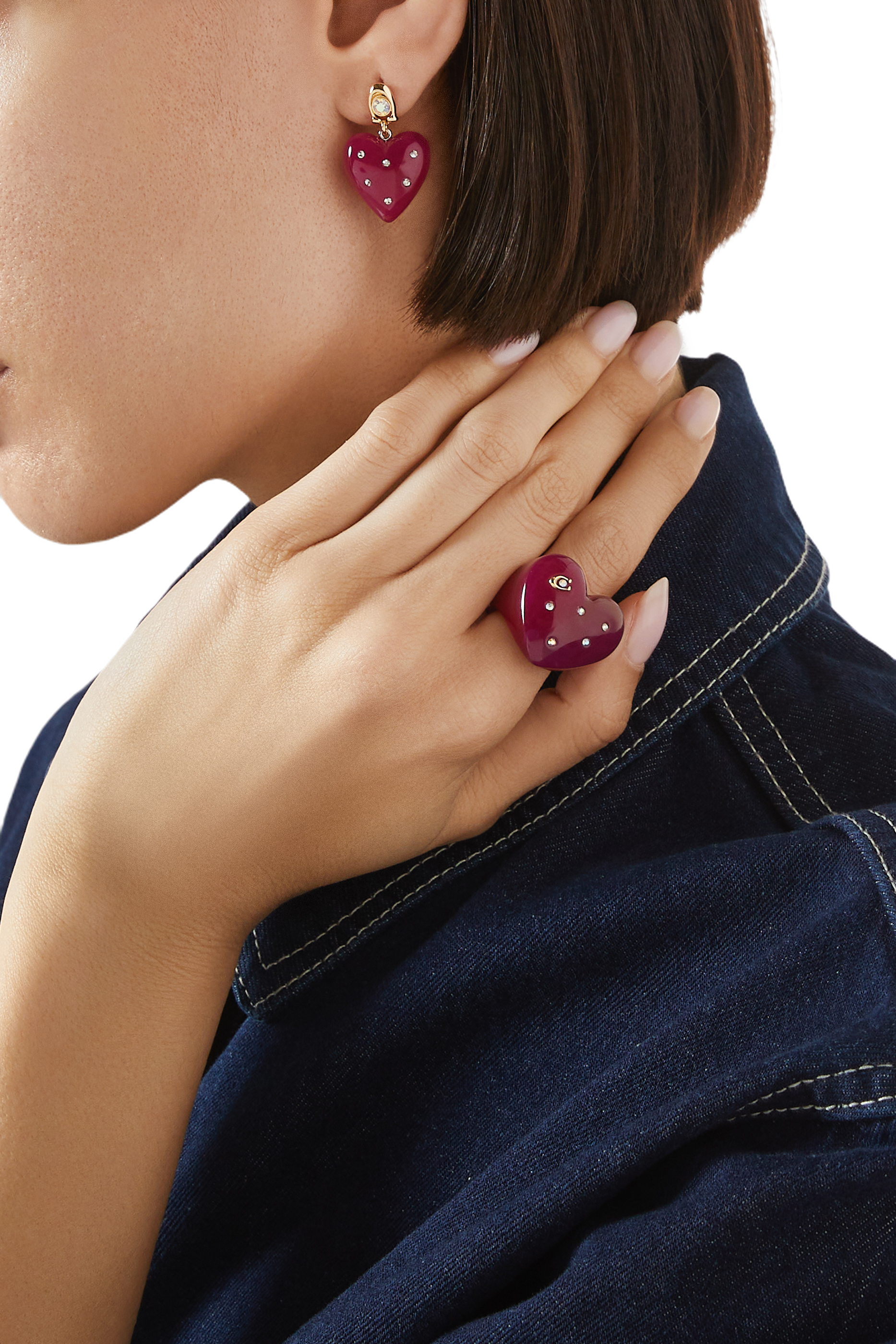 أقراط متدلية فينتج بتصميم قلب منفوخ وشعار الماركة