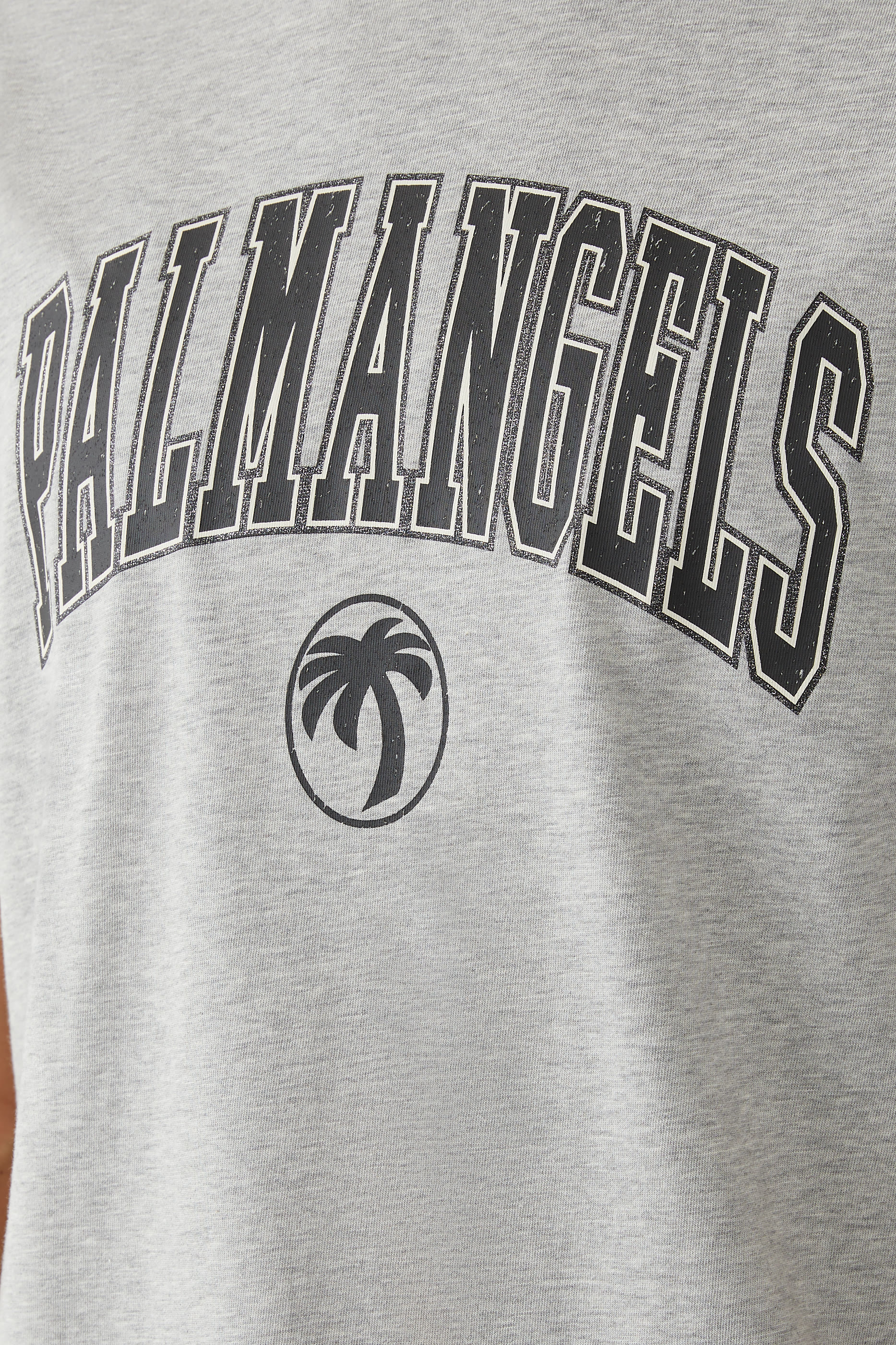 تيشيرت بشعار الماركة بتصميم جامعي