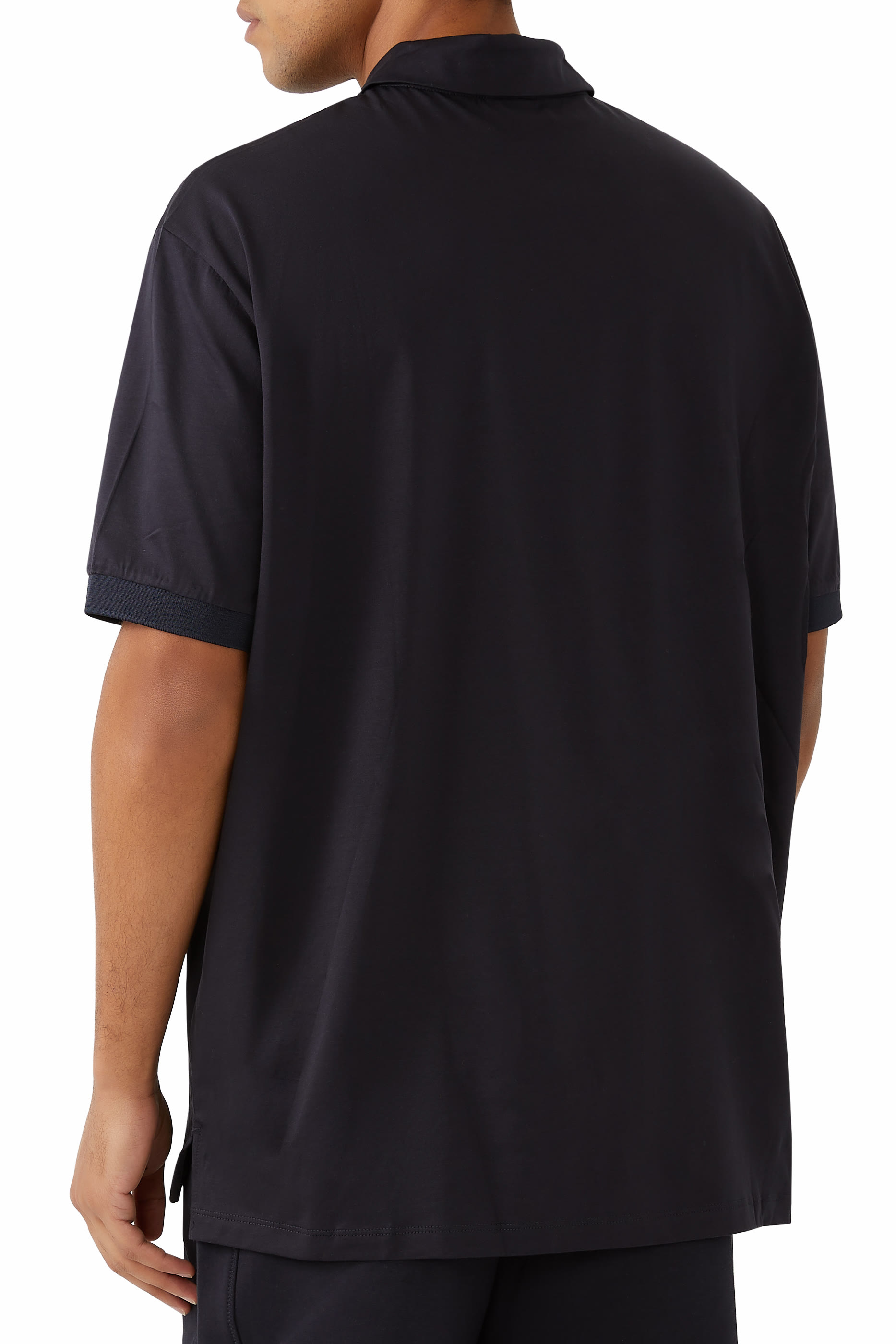 قميص بولو بقصة عادية وشعار الماركة