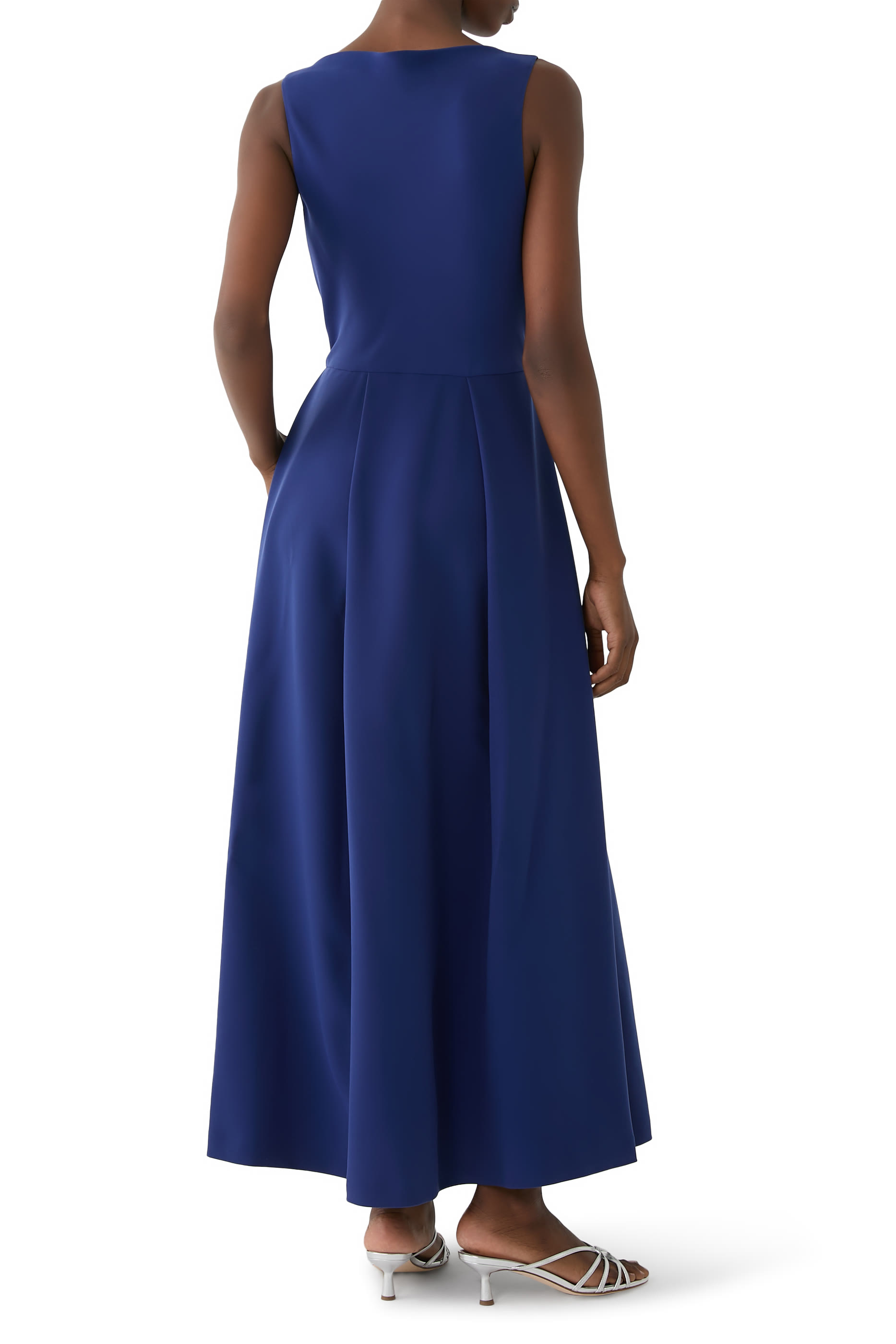 فستان متوسط الطول بطيات