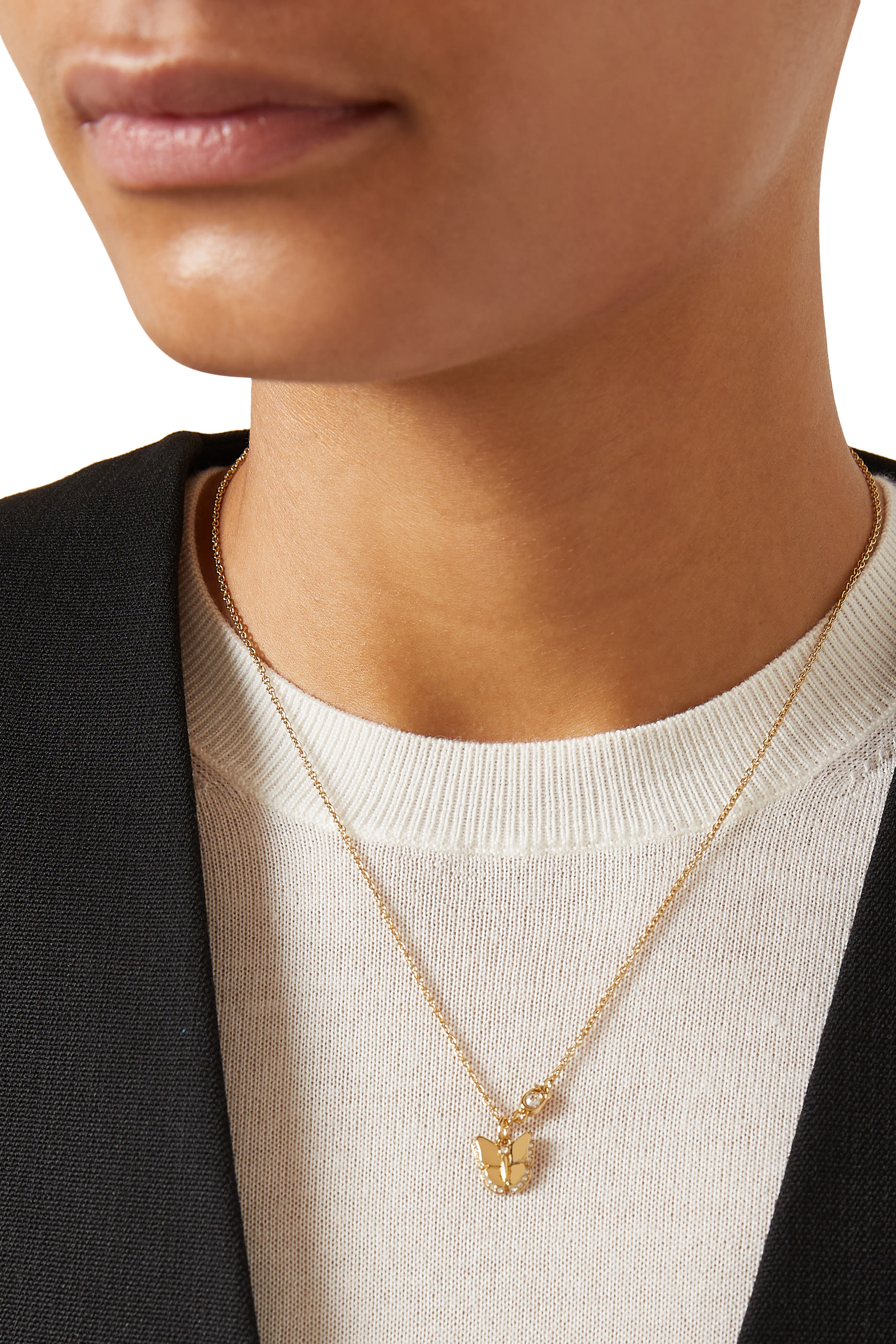 قلادة قصيرة بدلاية فراشة مرصعة بأحجار بافيه