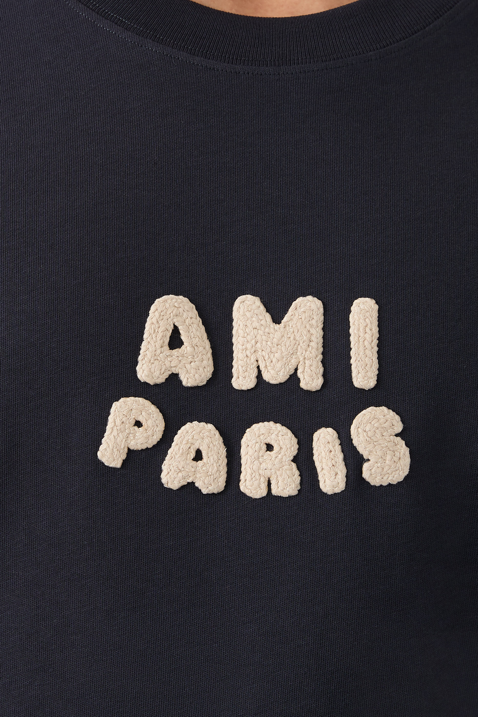 تيشيرت بأكمام قصيرة وشعار الماركة