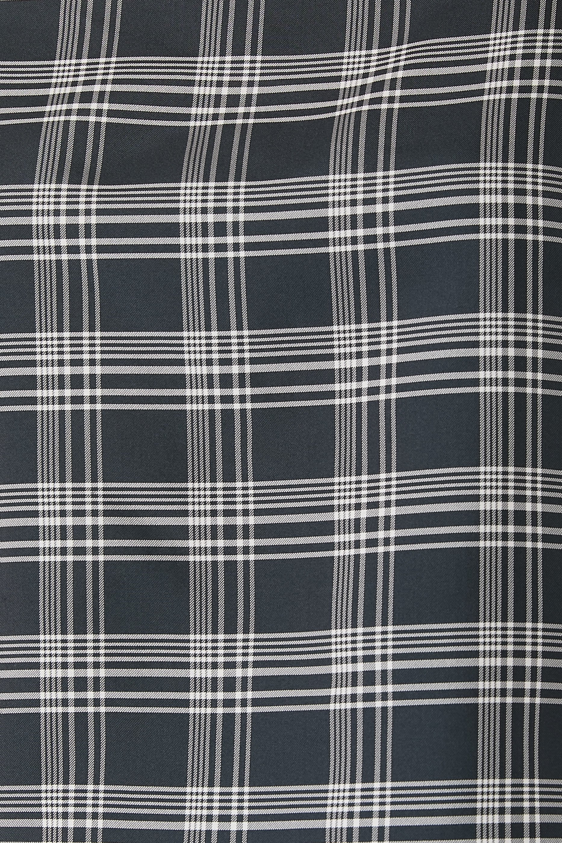 بلوزة بحمالات رفيعة ونقشة مربعات