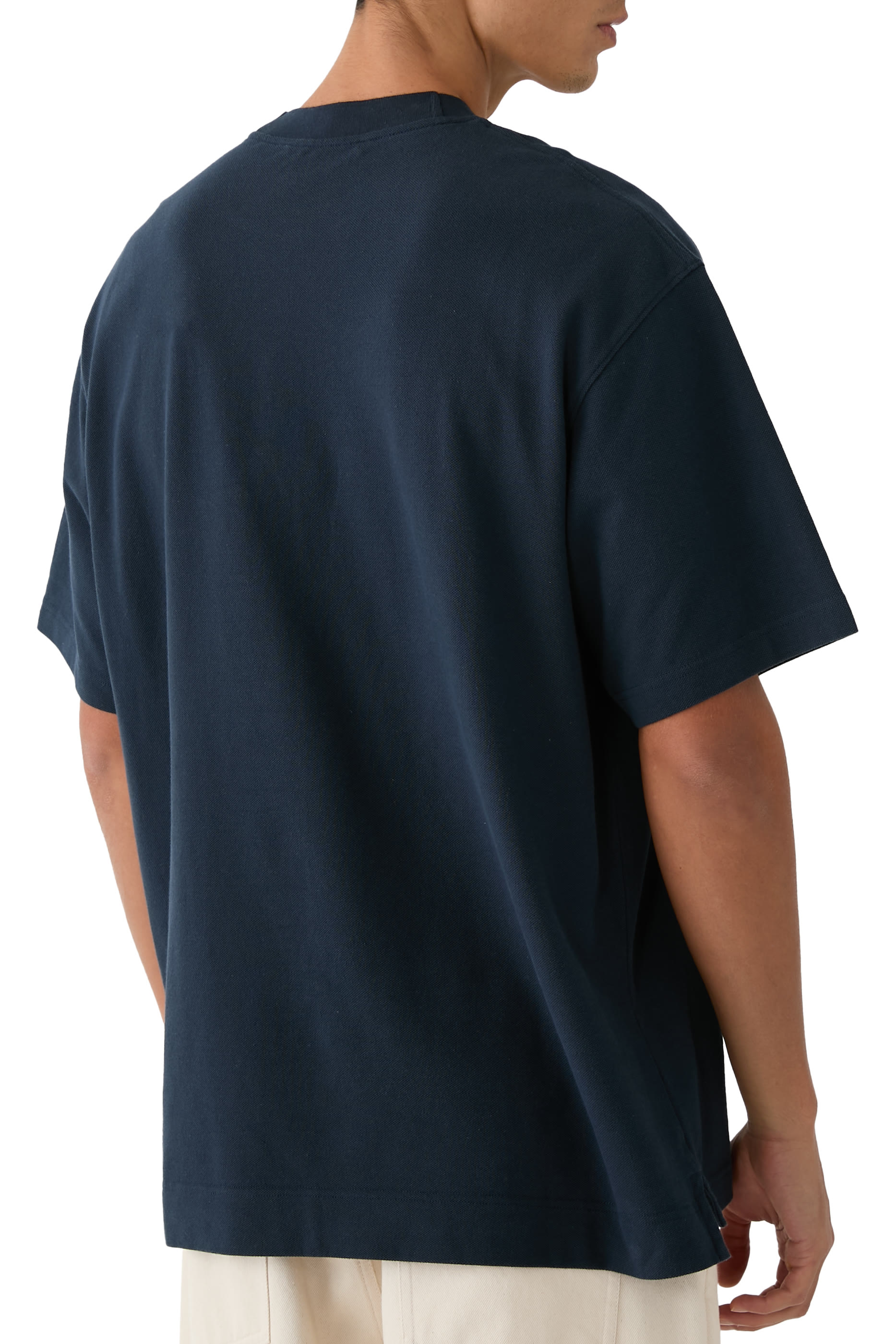 تيشيرت بقصة مريحة بشعار الماركة