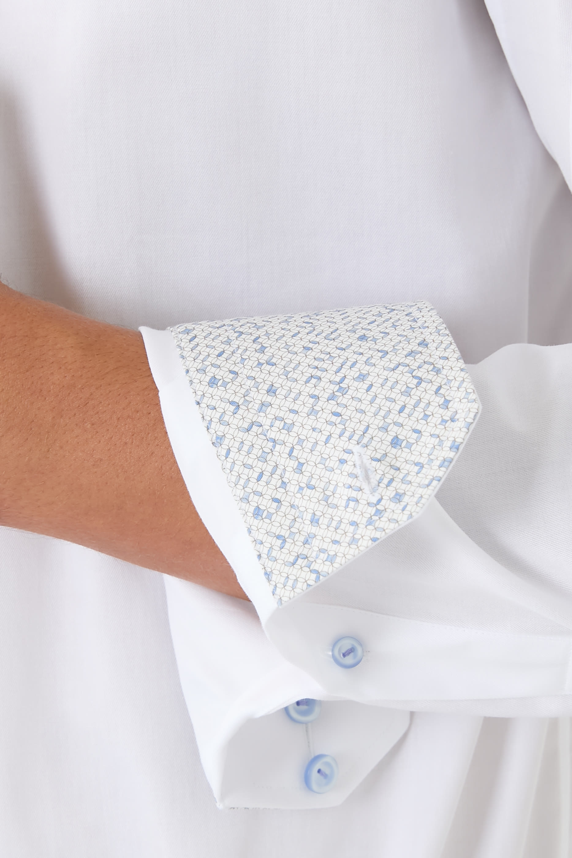 قميص بنقشة تويل مميز للماركة