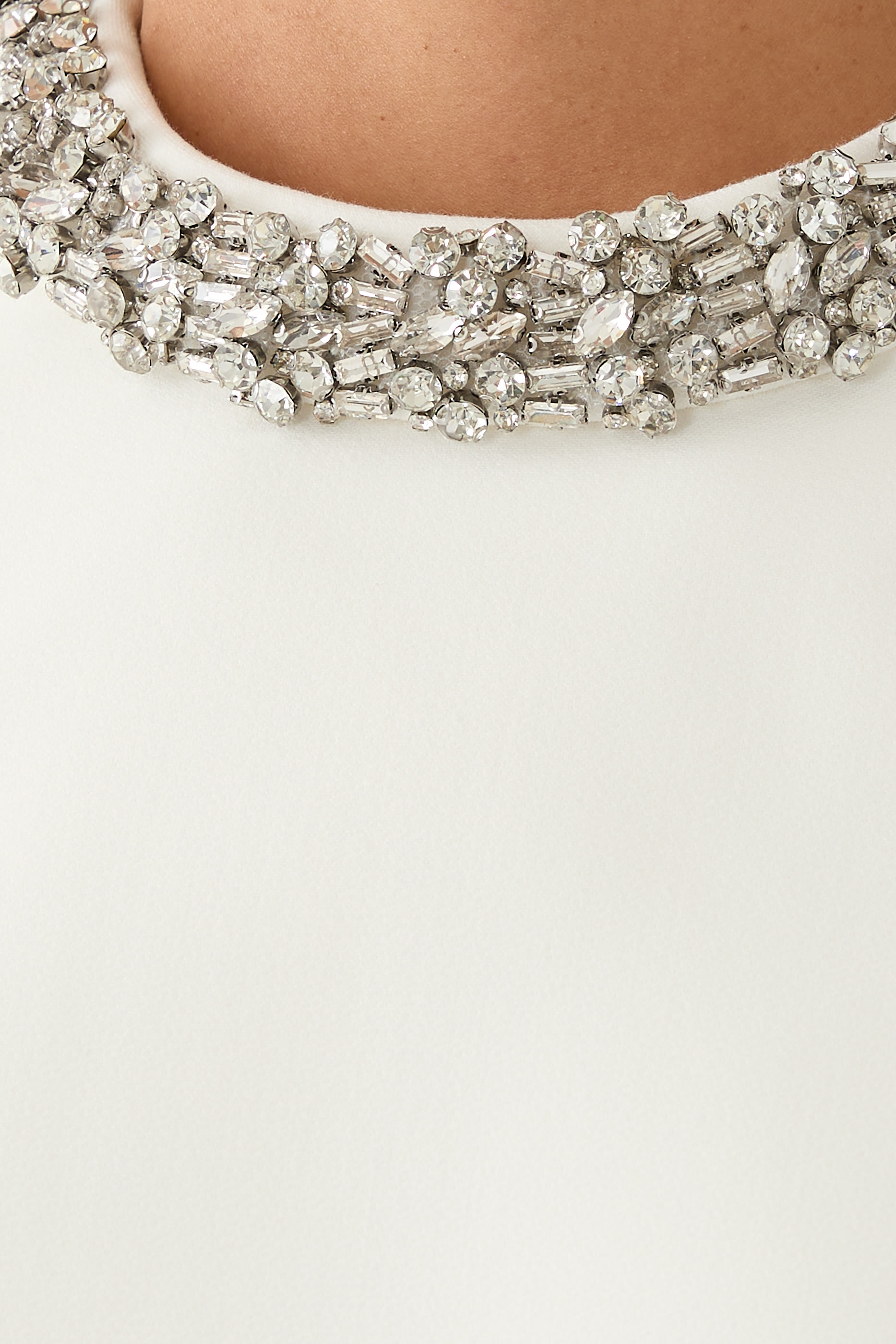 فستان متوسط الطول بكاب وتطريزات كريب