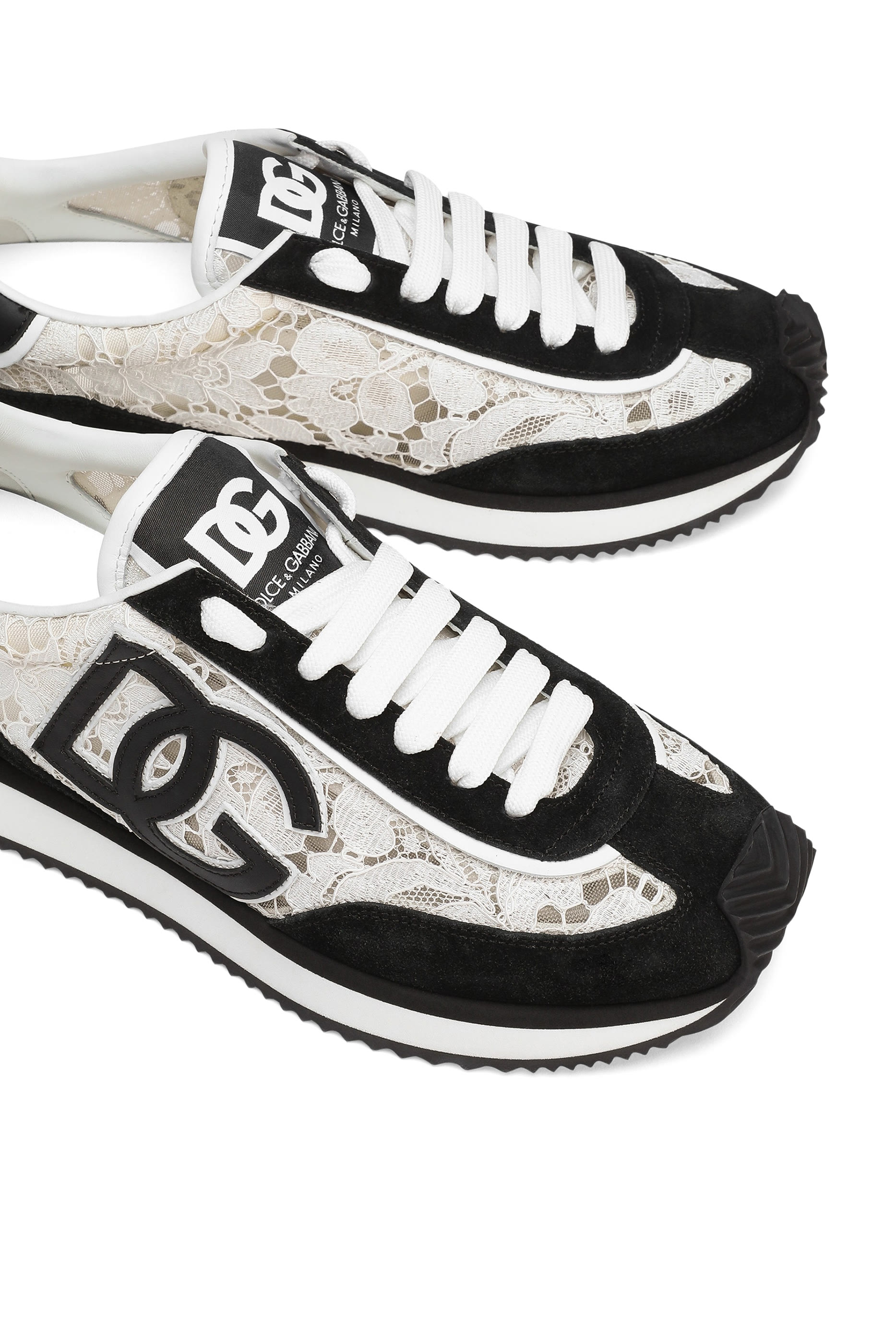 سنيكرز كوشن بحرفي شعار الماركة دانتيل