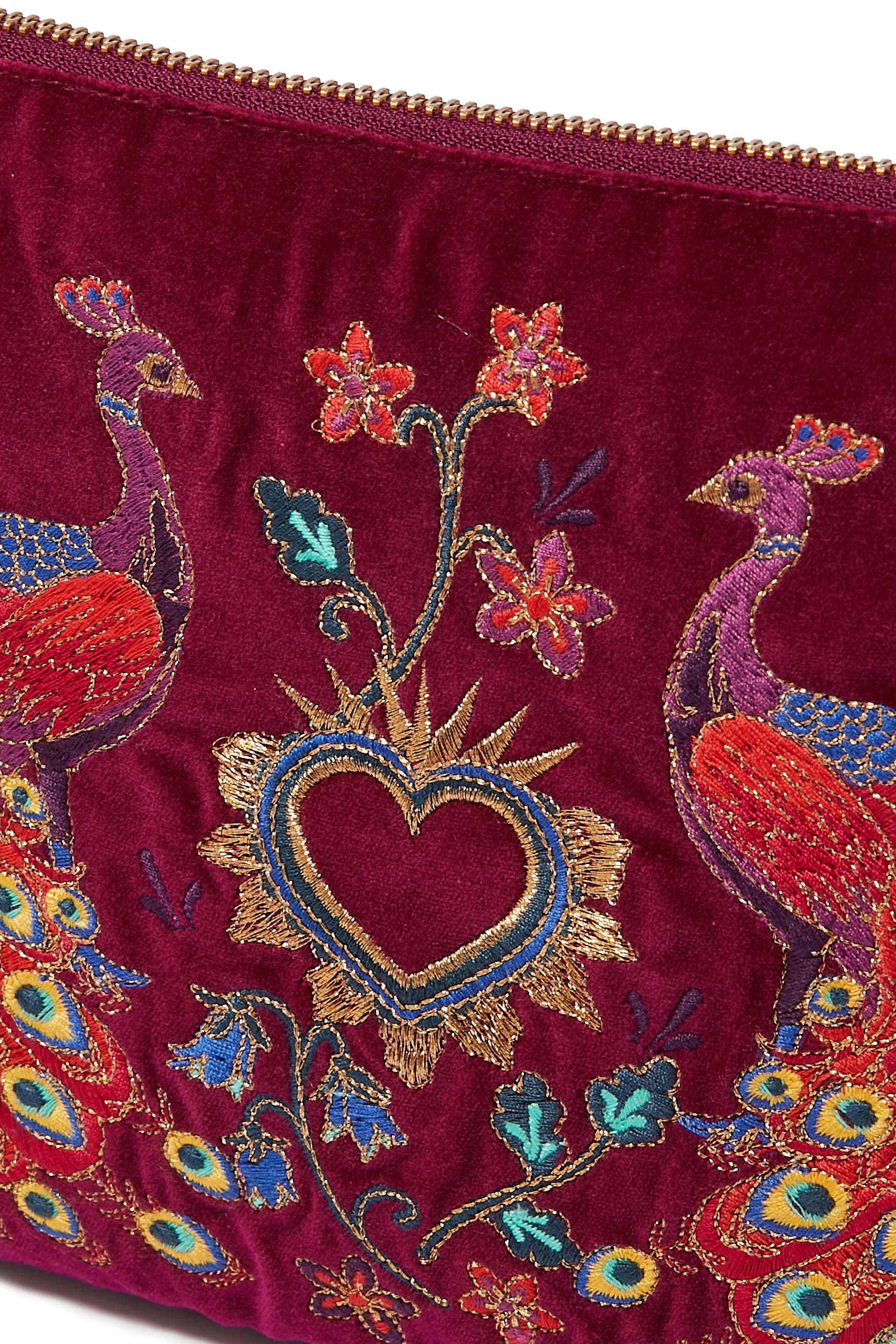 حقبة ايفرداي صغيرة بتطريزات زهور وطاووس