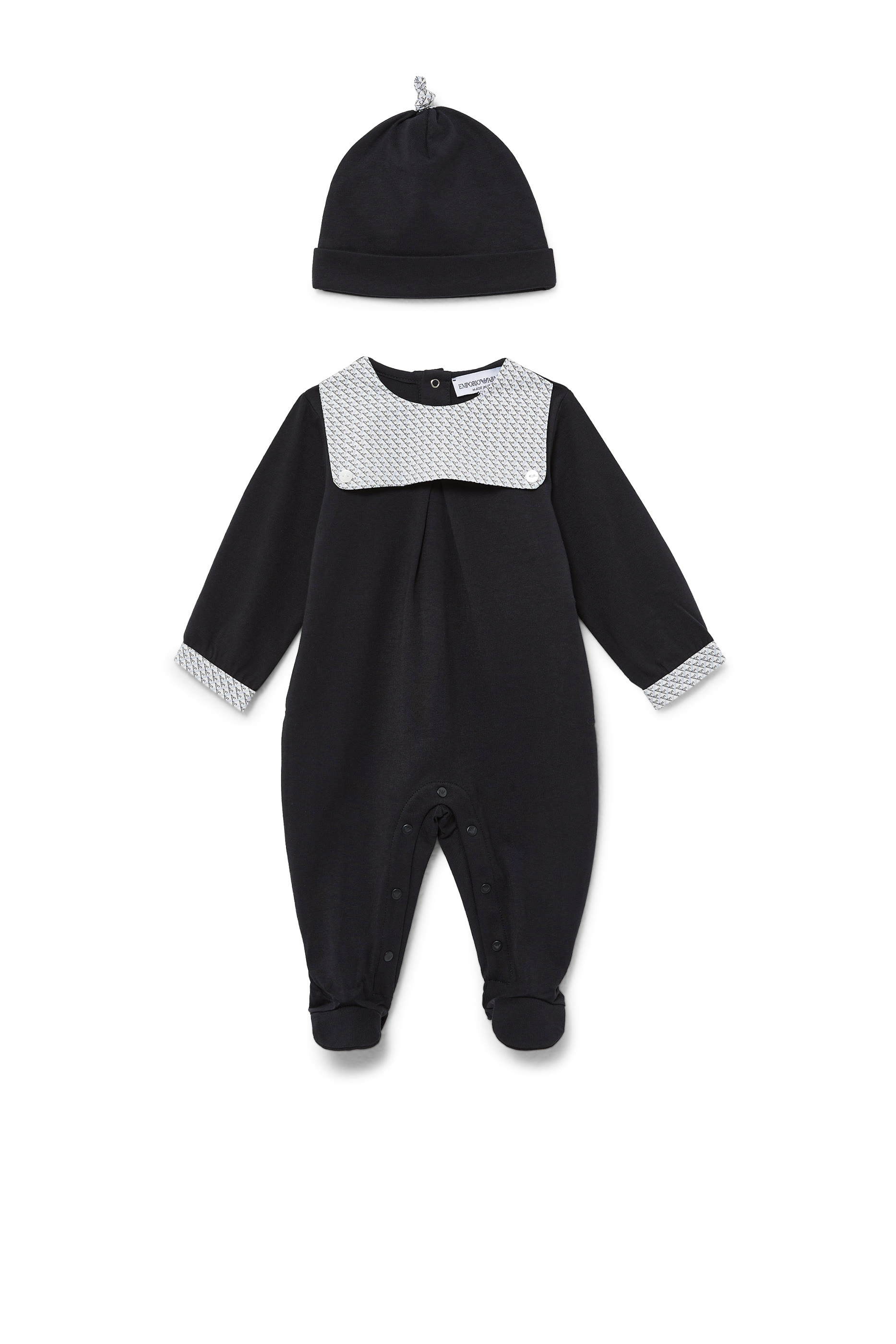 طقم جمبسوت وقبعة بشعار الماركة من تشكيلة الملابس الأساسية