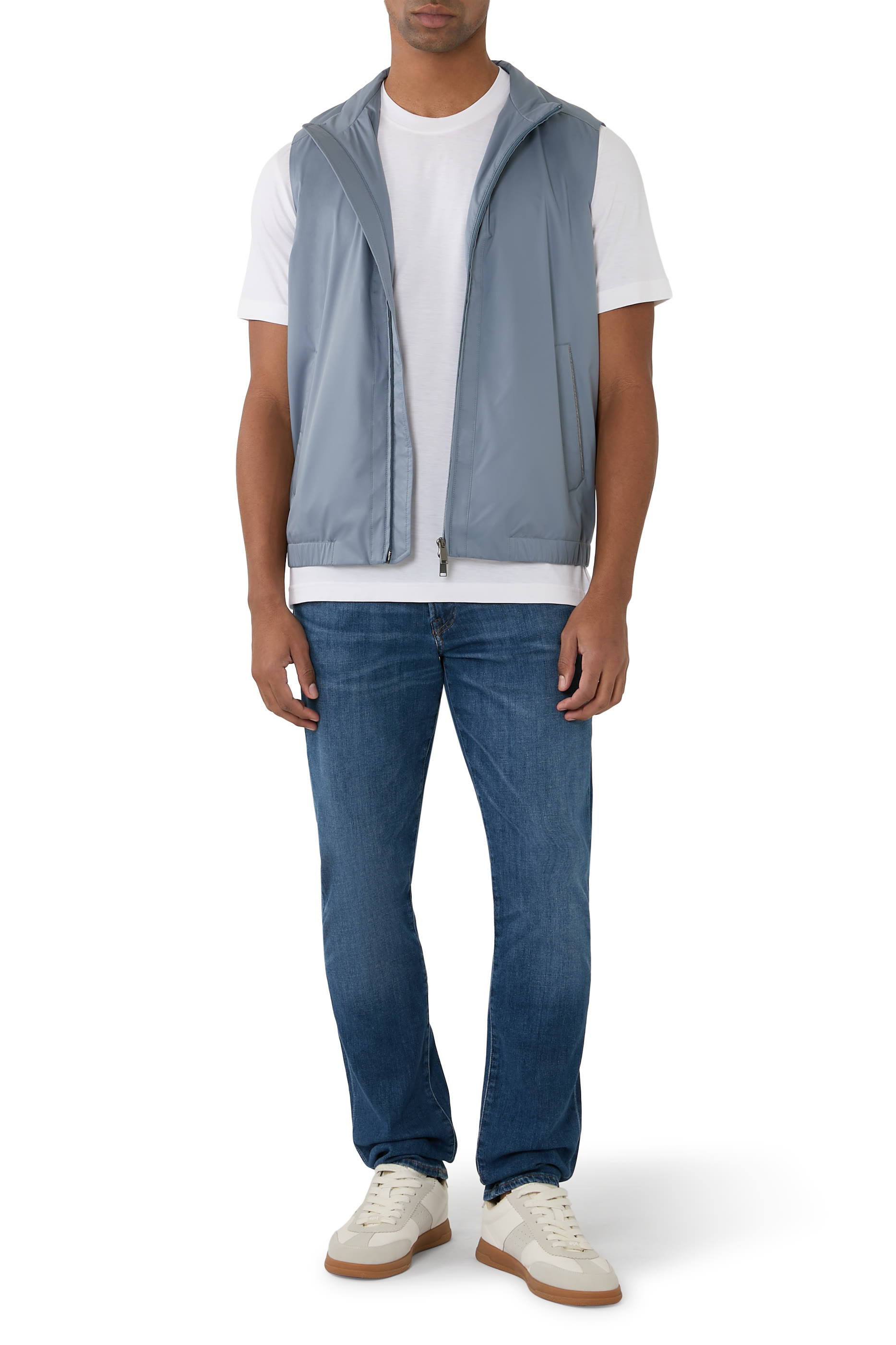 تيشيرت بياقة ضيقة