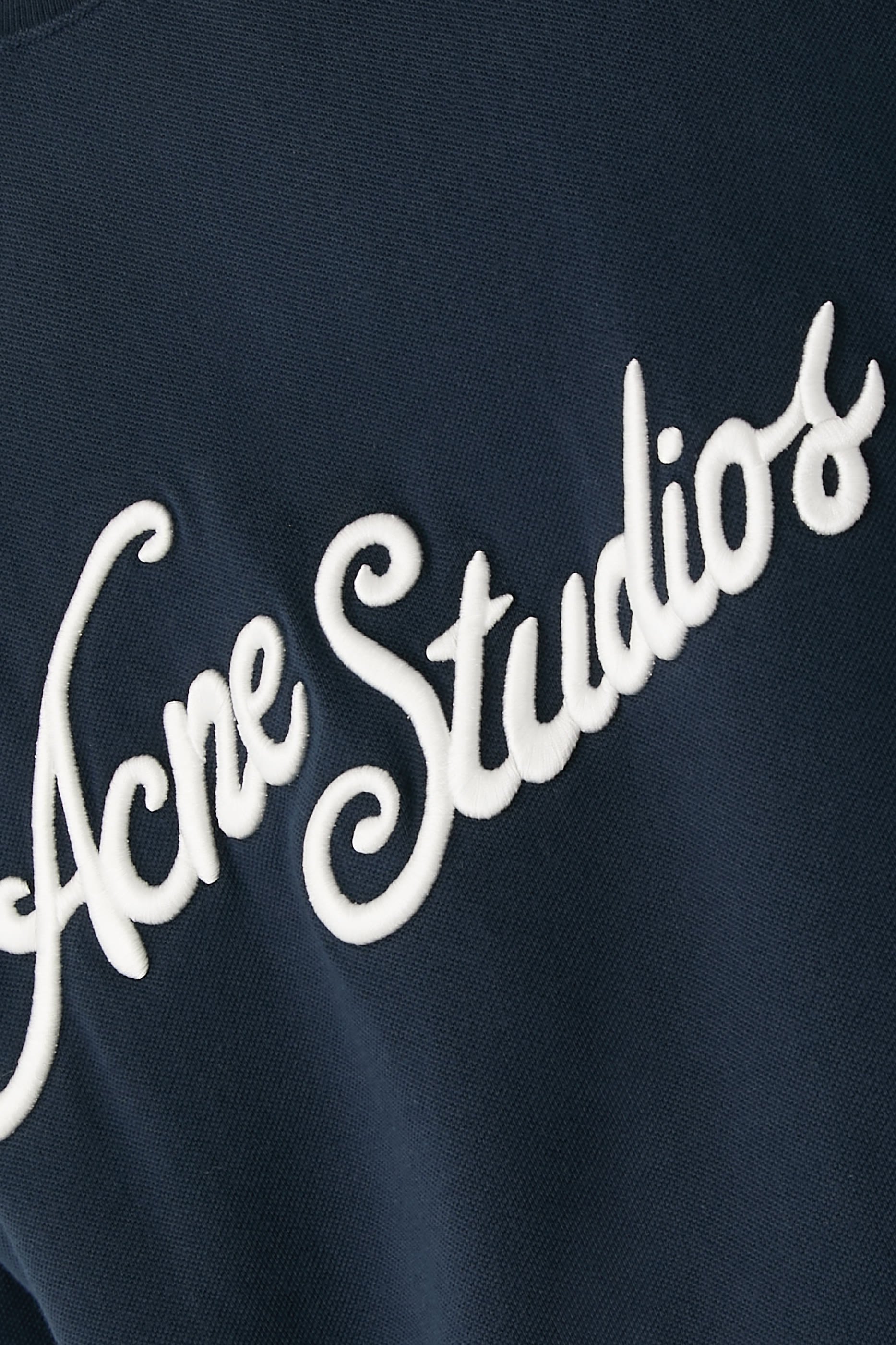 تيشيرت بقصة مريحة بشعار الماركة