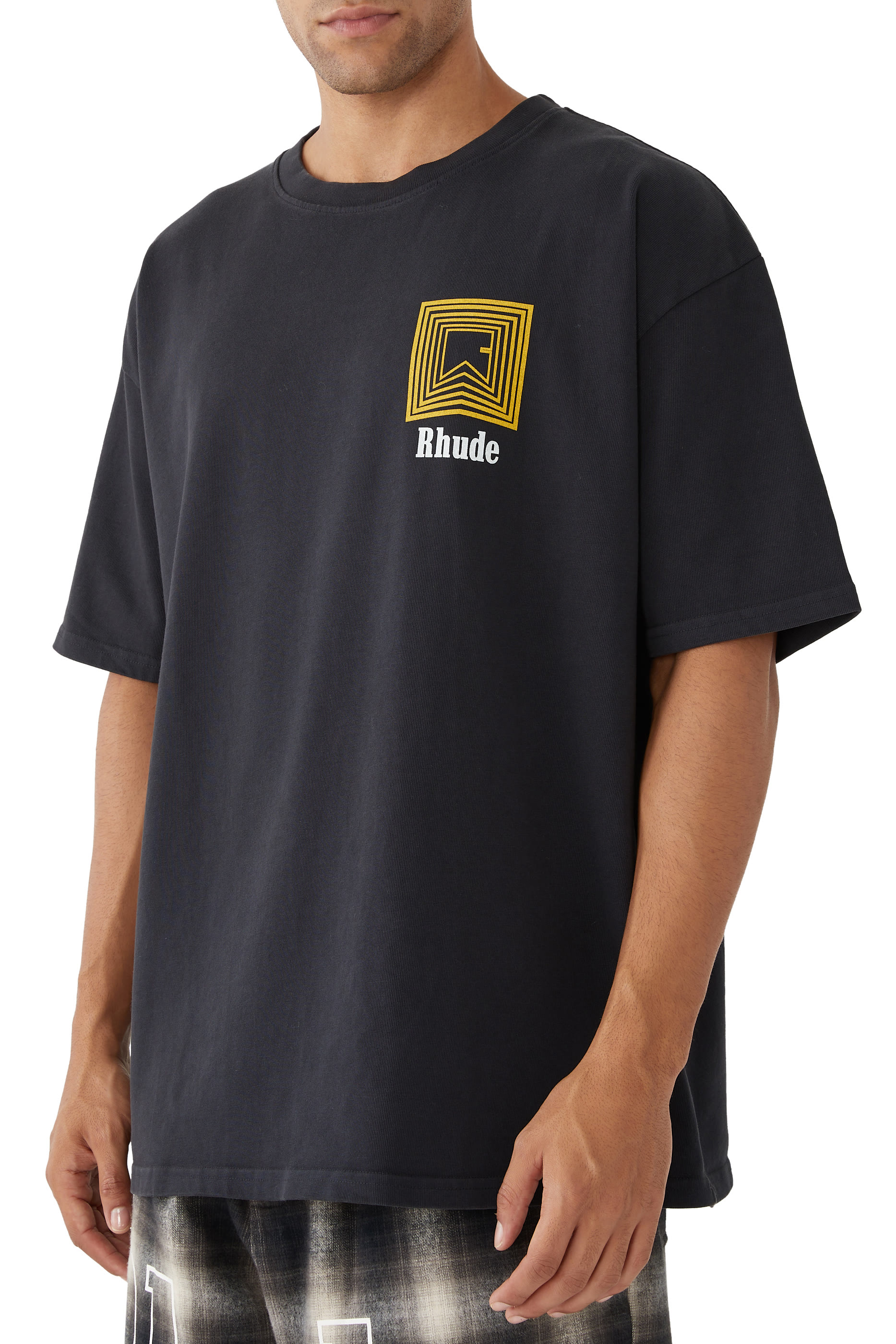 تيشيرت ريبيت بشعار الماركة ونقشة خطوط متعرجة شيفرون