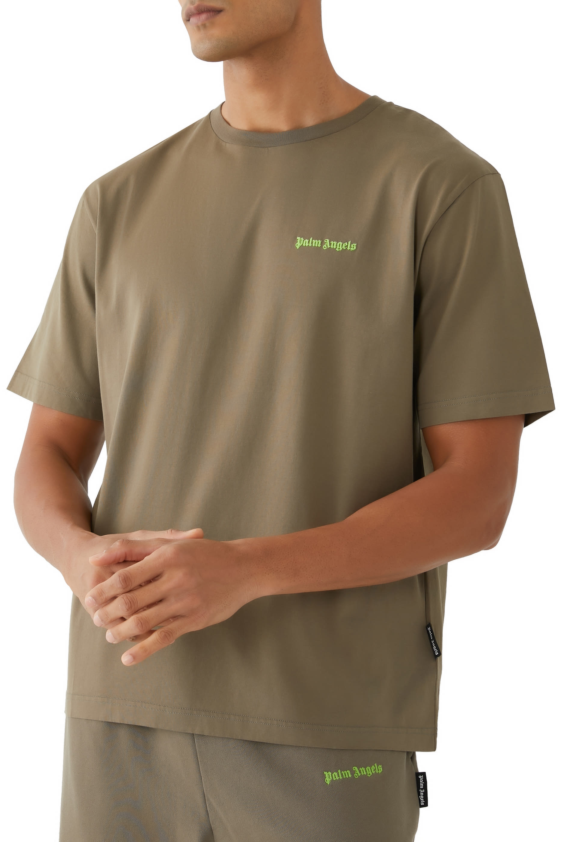 تيشيرت بقصة ضيقة بشعار الماركة كلاسيكي