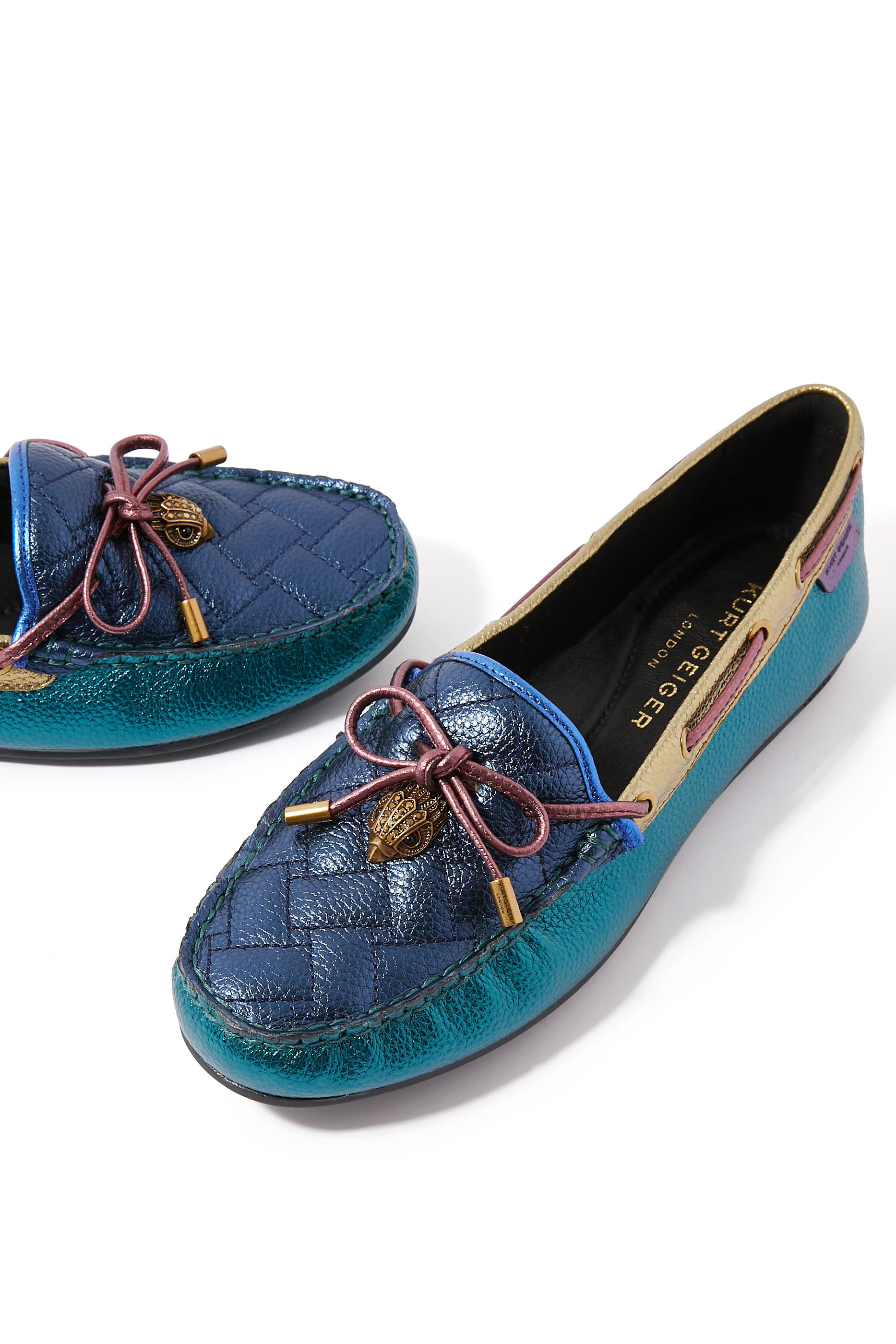 حذاء سهل الإرتداء بحلية بشعار الماركة