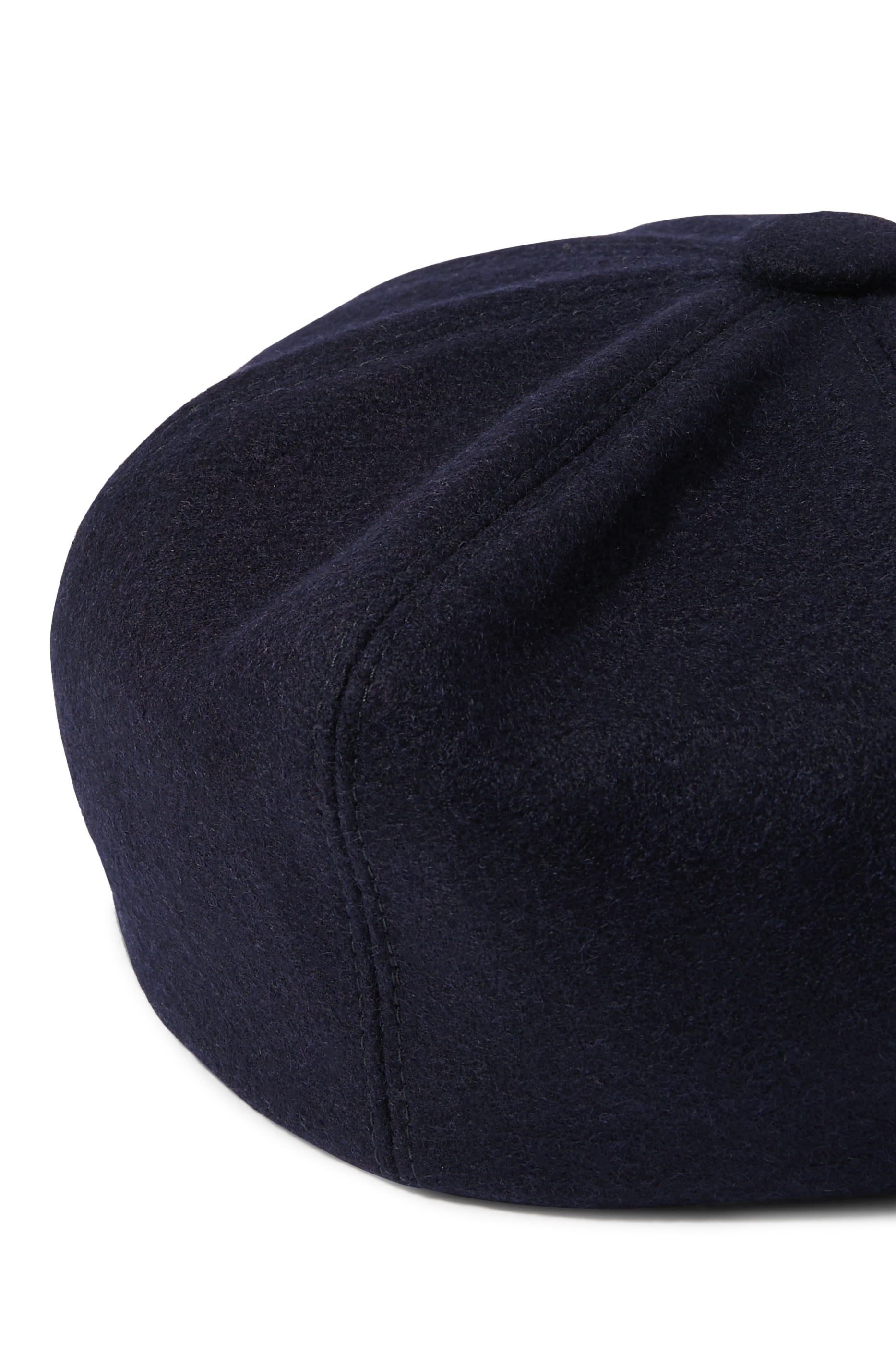 قبعة بشعار الماركة