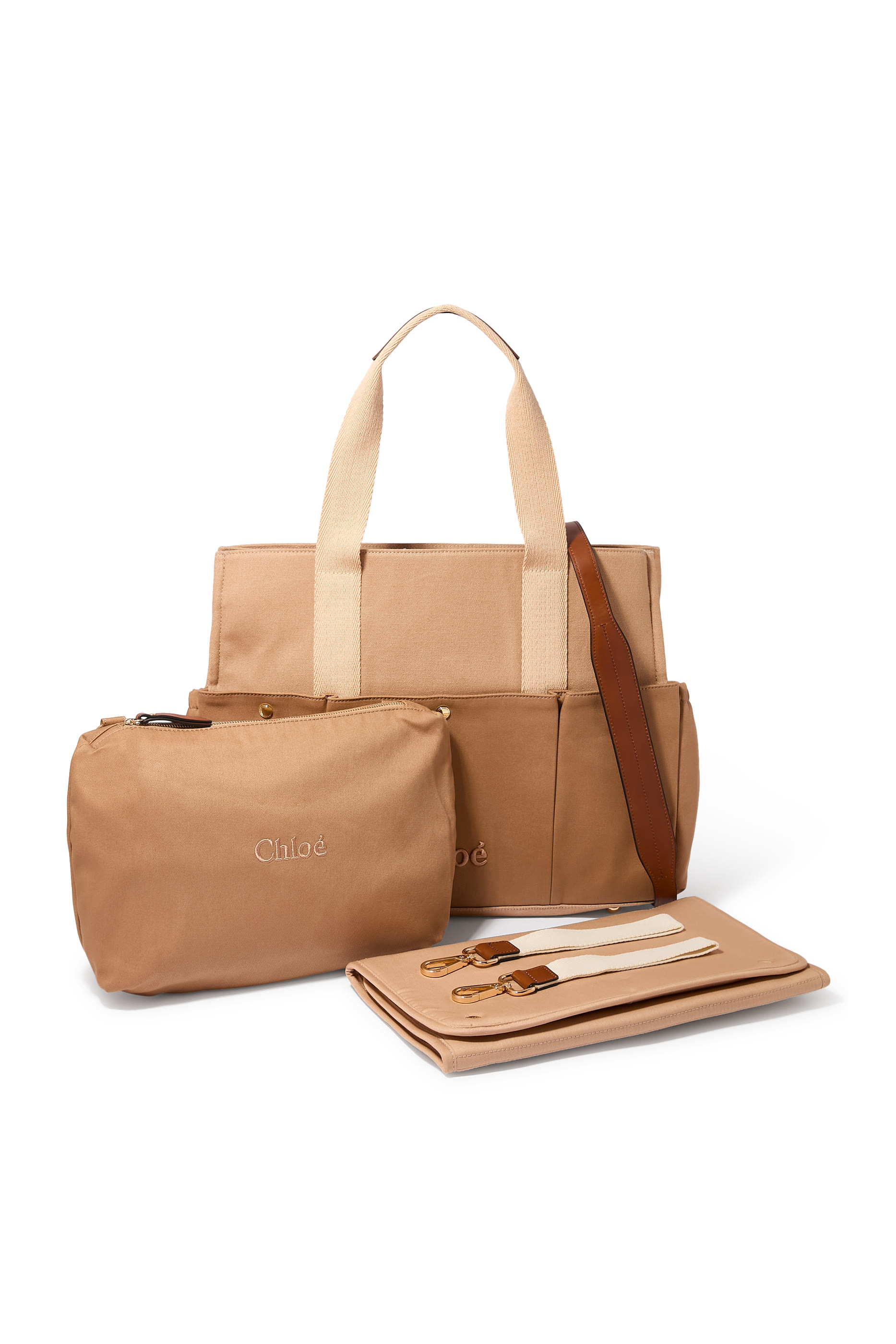 حقيبة مستلزمات أطفال مزينة بشعار الماركة