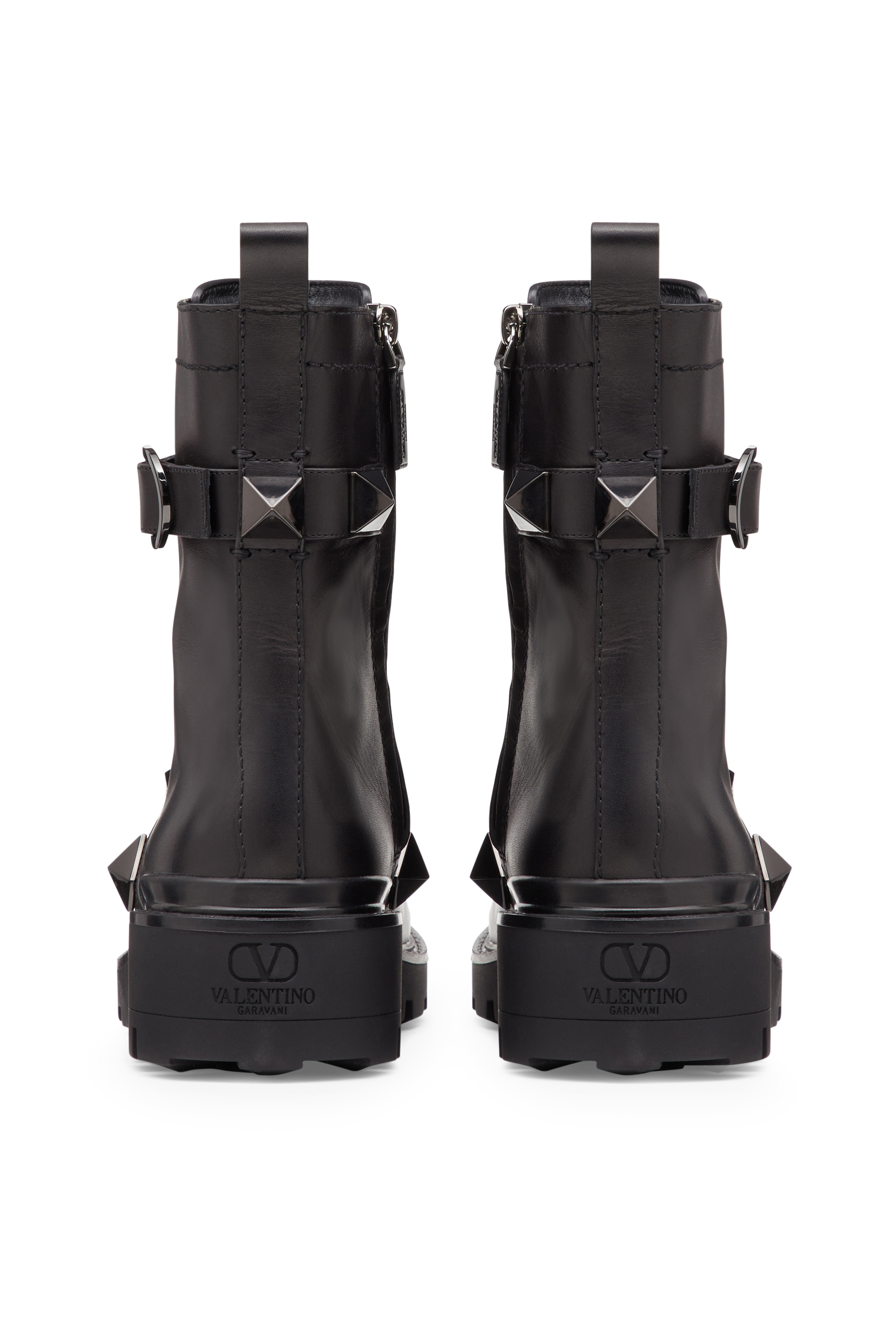 حذاء بوت فالنتينو غارافاني رومان مرصع بحلي هرمية